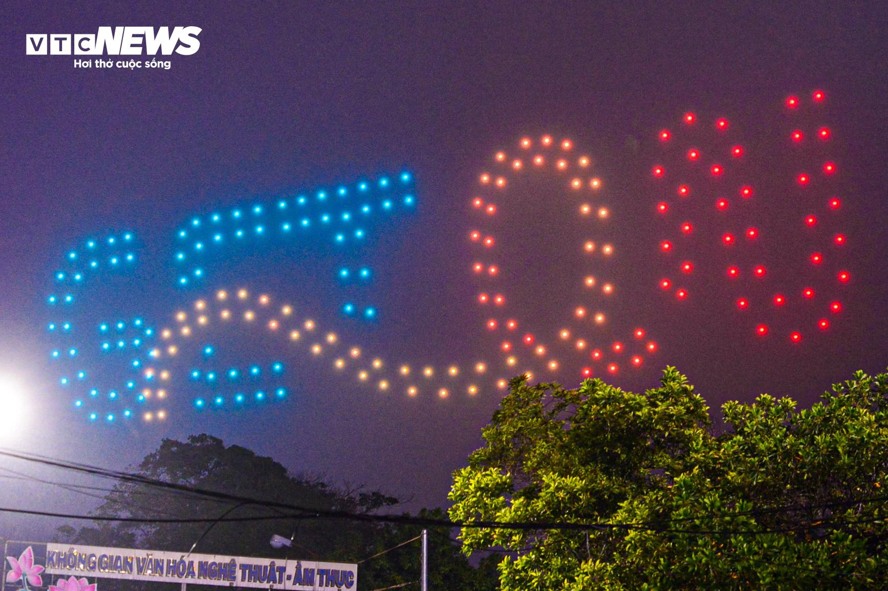 Biển người đội mưa xem 300 máy bay không người lái trình diễn ánh sáng - 8