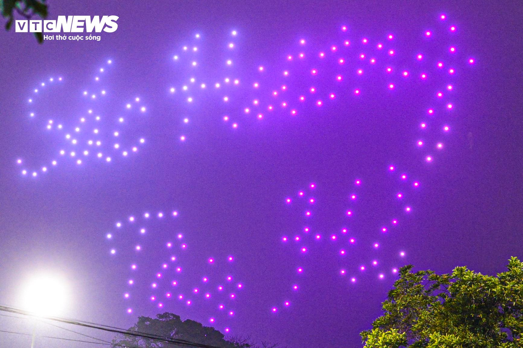 Biển người đội mưa xem 300 máy bay không người lái trình diễn ánh sáng - 11