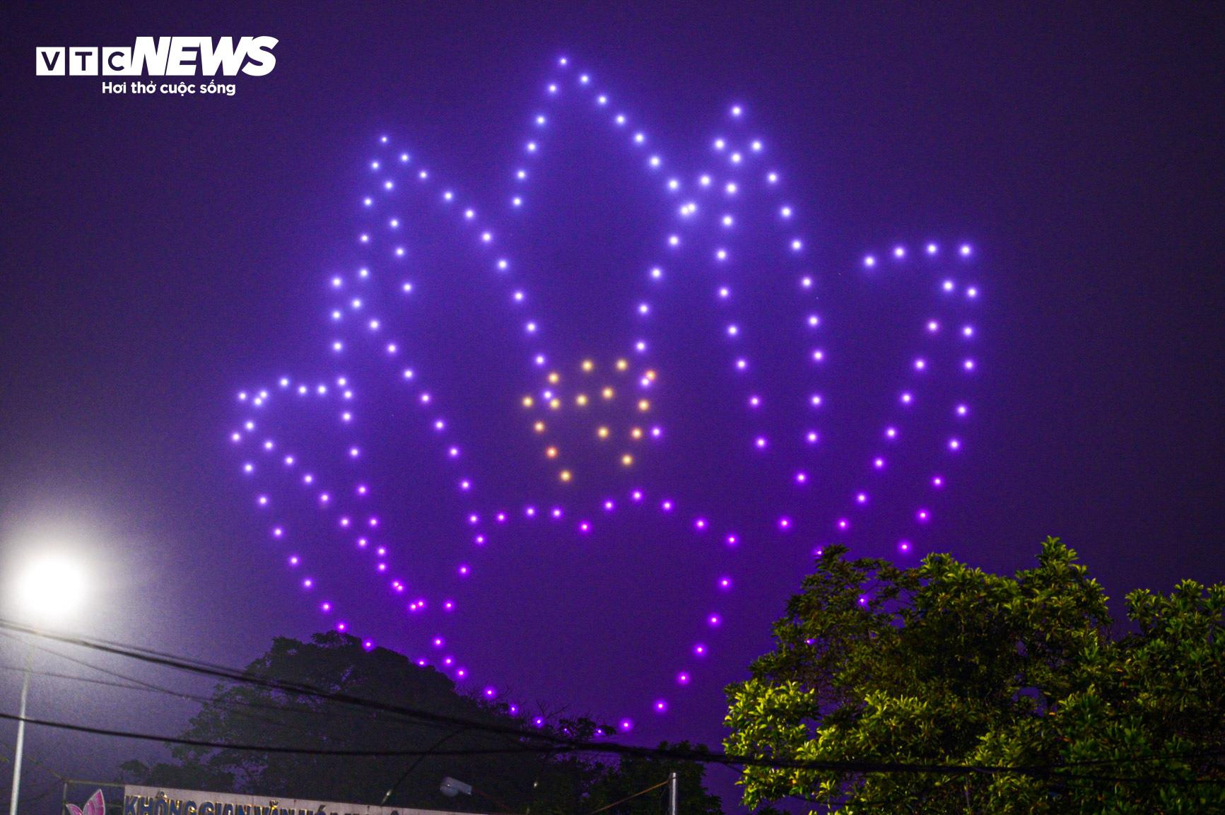 Biển người đội mưa xem 300 máy bay không người lái trình diễn ánh sáng - 13