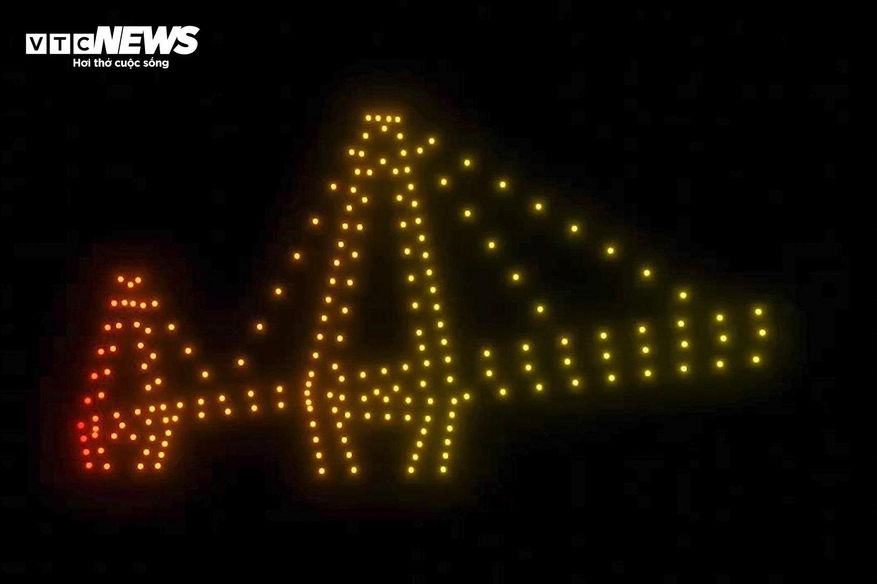 Biển người đội mưa xem 300 máy bay không người lái trình diễn ánh sáng - 12