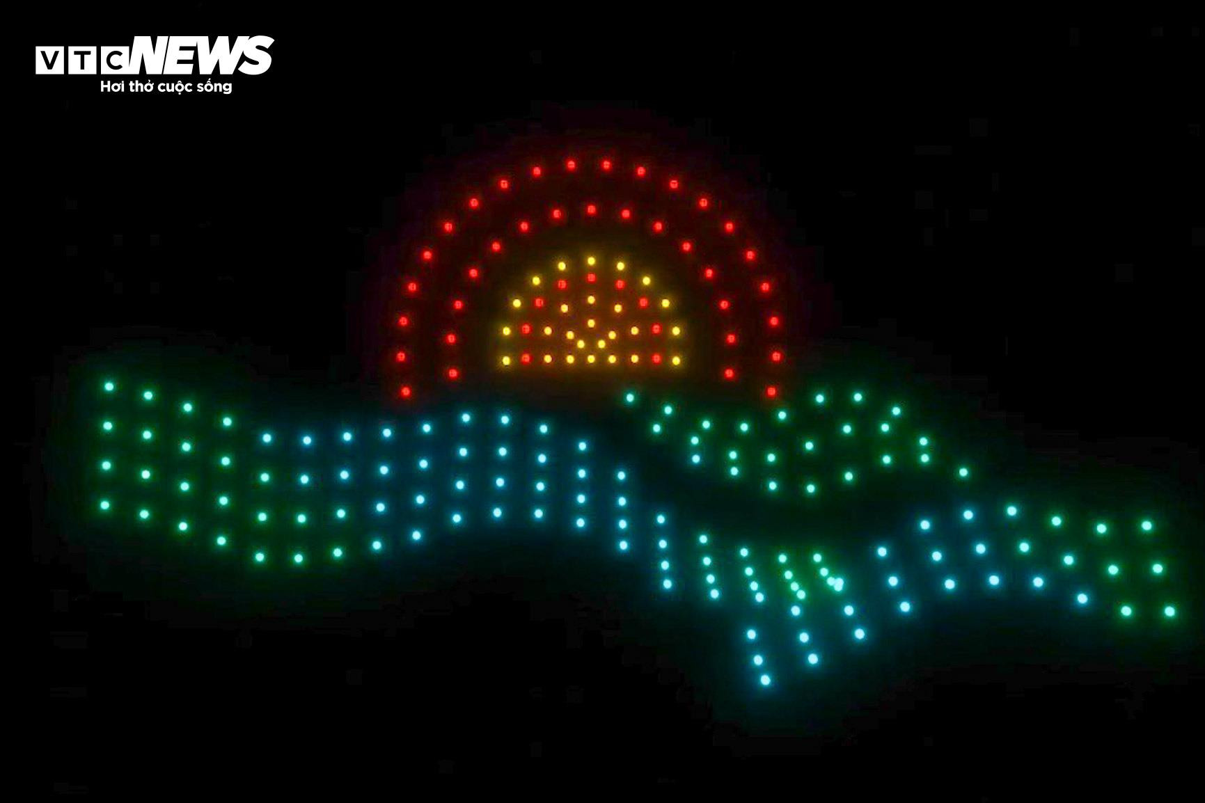 Biển người đội mưa xem 300 máy bay không người lái trình diễn ánh sáng - 10