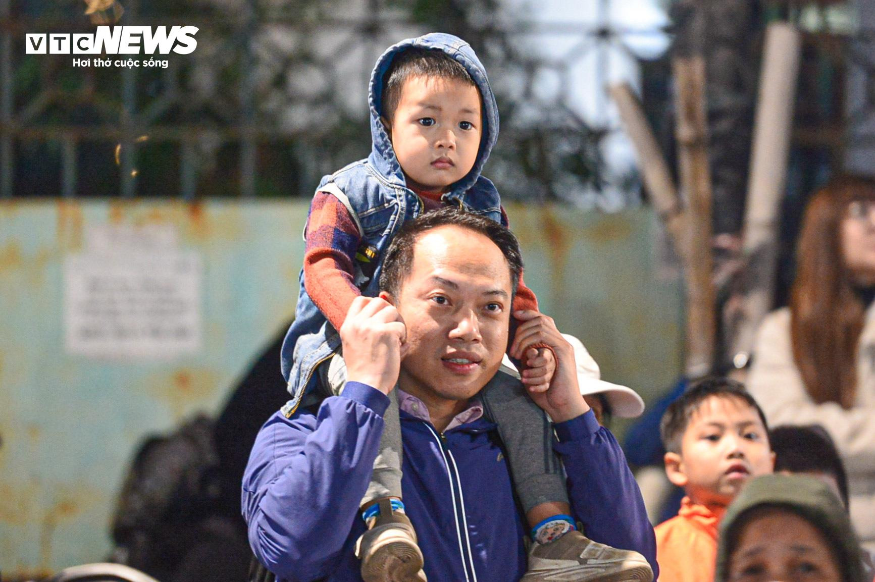 Biển người đội mưa xem 300 máy bay không người lái trình diễn ánh sáng - 6