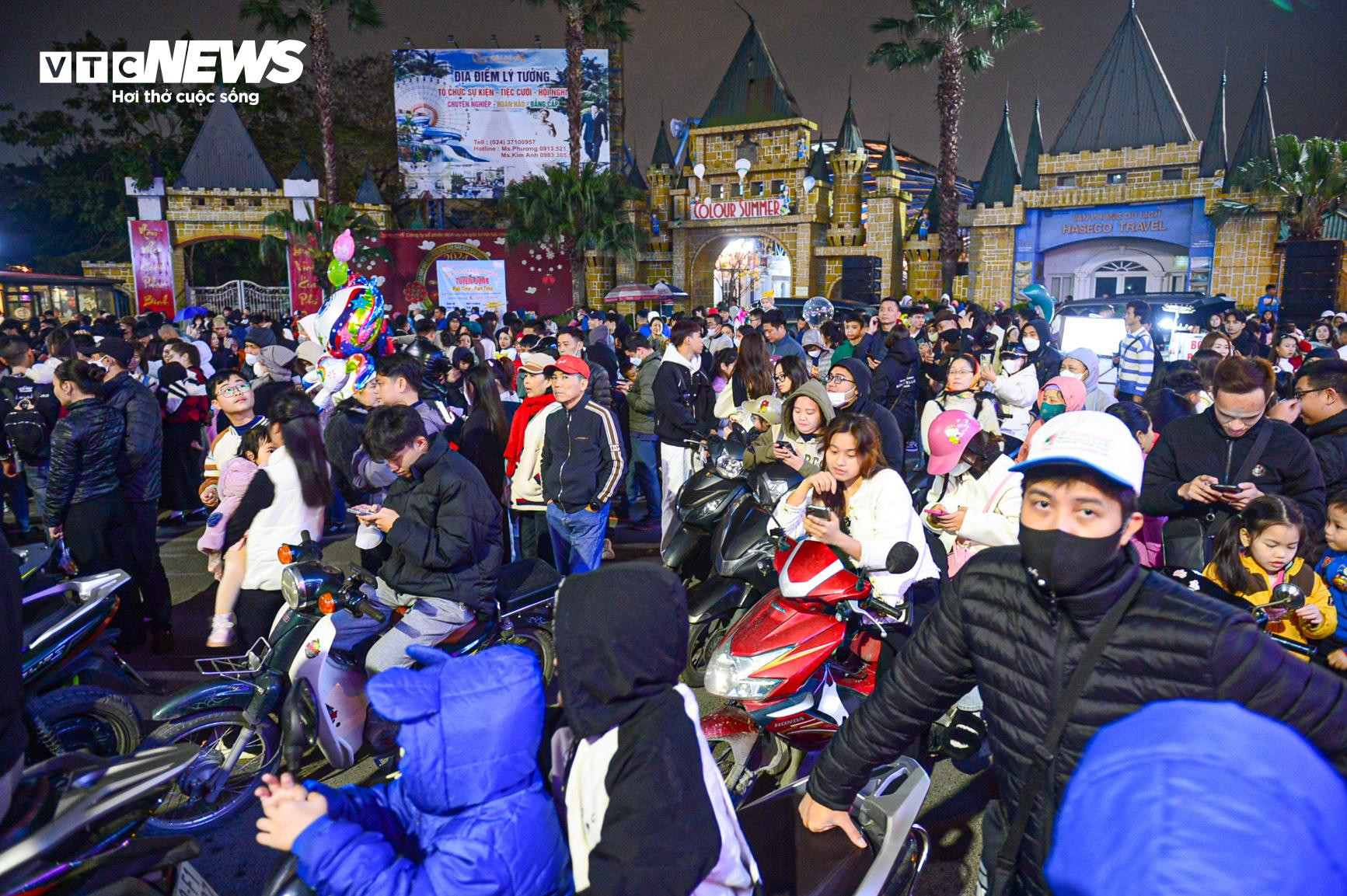 Biển người đội mưa xem 300 máy bay không người lái trình diễn ánh sáng - 16