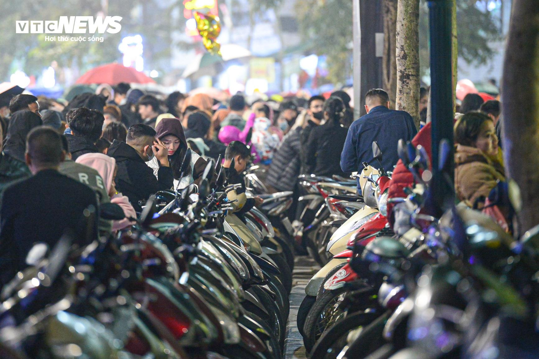 Biển người đội mưa xem 300 máy bay không người lái trình diễn ánh sáng - 15