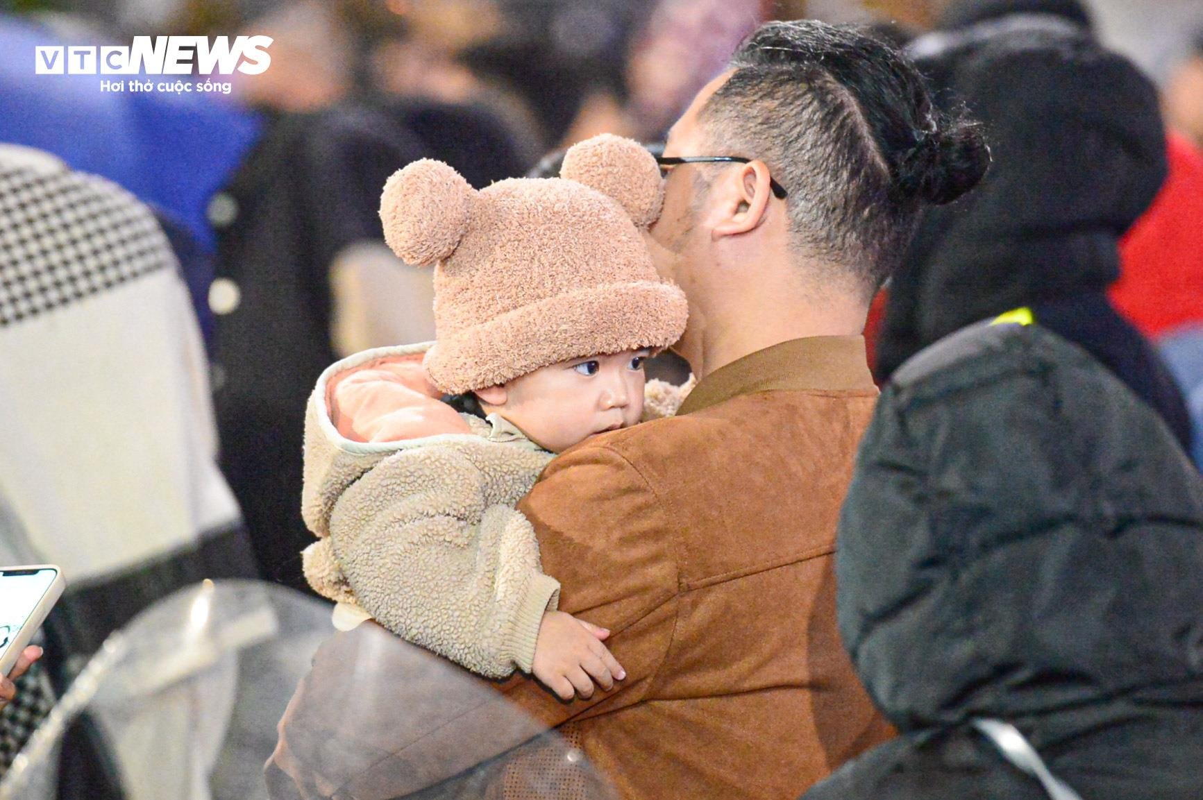 Biển người đội mưa xem 300 máy bay không người lái trình diễn ánh sáng - 4