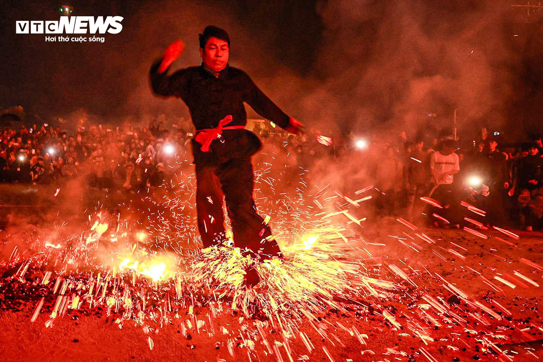 Lên cao nguyên Bắc Hà, xem người Dao đỏ nhảy lửa với đôi chân trần - 7