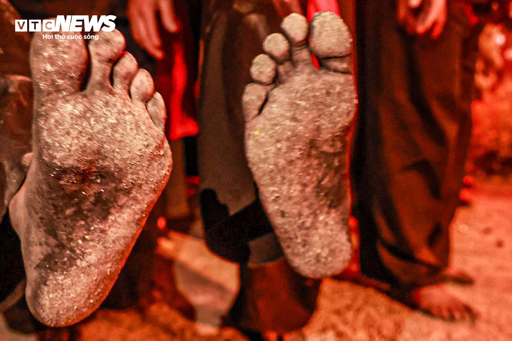 Lên cao nguyên Bắc Hà, xem người Dao đỏ nhảy lửa với đôi chân trần - 8