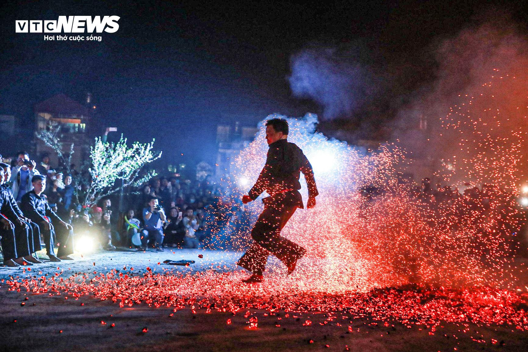 Lên cao nguyên Bắc Hà, xem người Dao đỏ nhảy lửa với đôi chân trần - 4