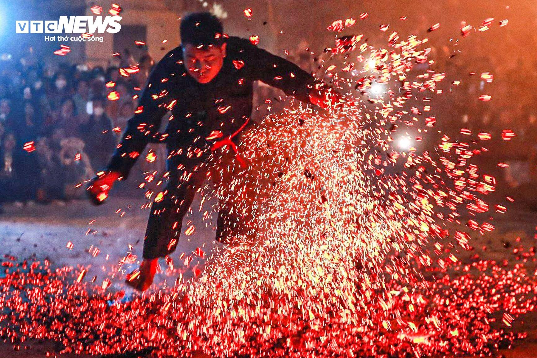 Lên cao nguyên Bắc Hà, xem người Dao đỏ nhảy lửa với đôi chân trần - 9