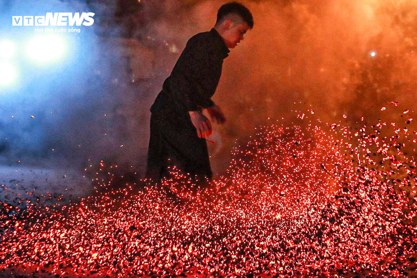 Lên cao nguyên Bắc Hà, xem người Dao đỏ nhảy lửa với đôi chân trần - 10