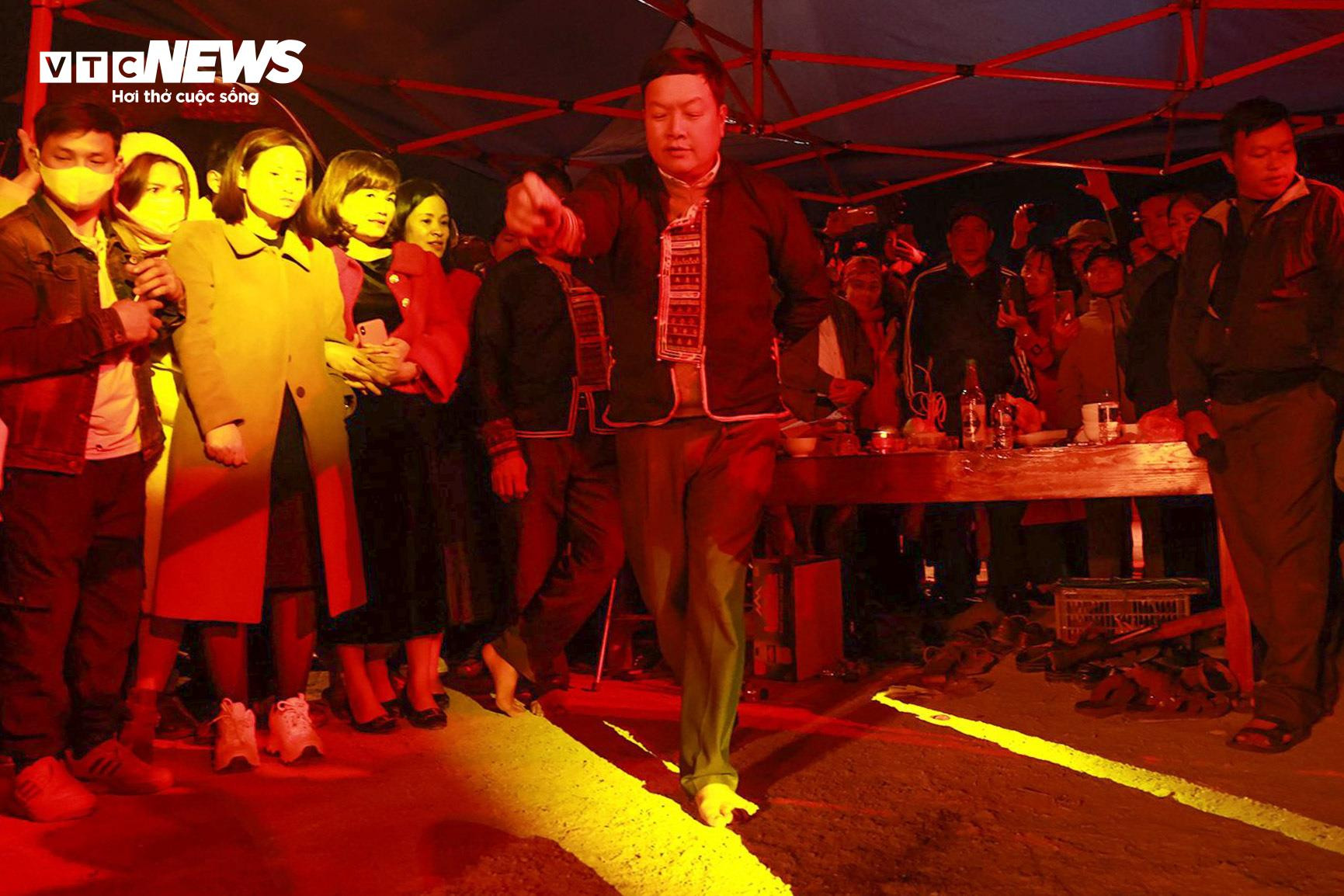 Lên cao nguyên Bắc Hà, xem người Dao đỏ nhảy lửa với đôi chân trần - 3