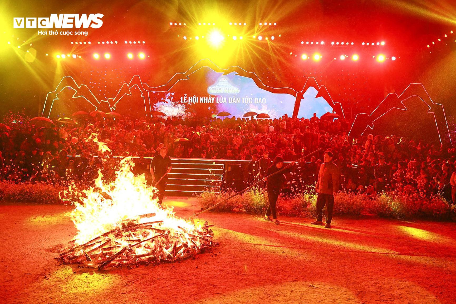 Lên cao nguyên Bắc Hà, xem người Dao đỏ nhảy lửa với đôi chân trần - 1