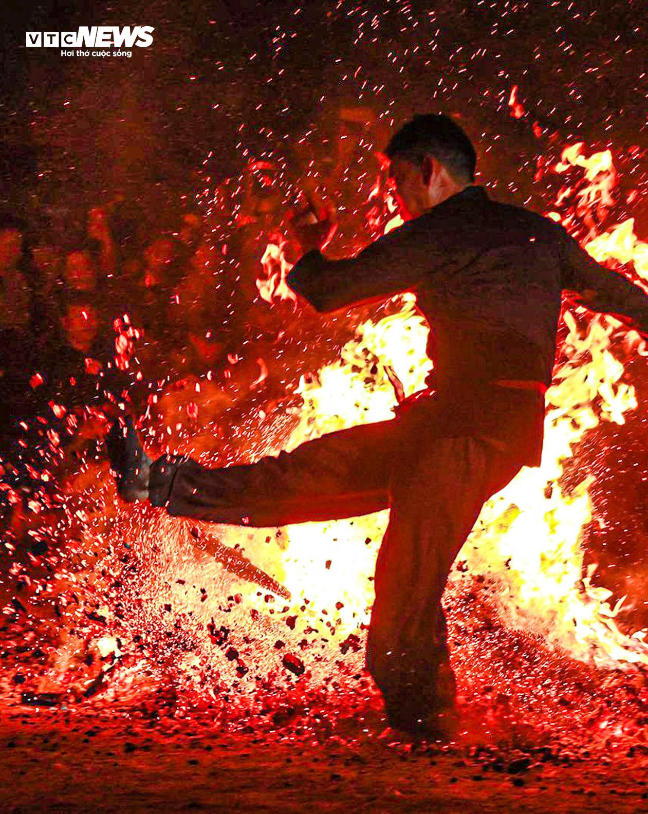 Lên cao nguyên Bắc Hà, xem người Dao đỏ nhảy lửa với đôi chân trần - 5