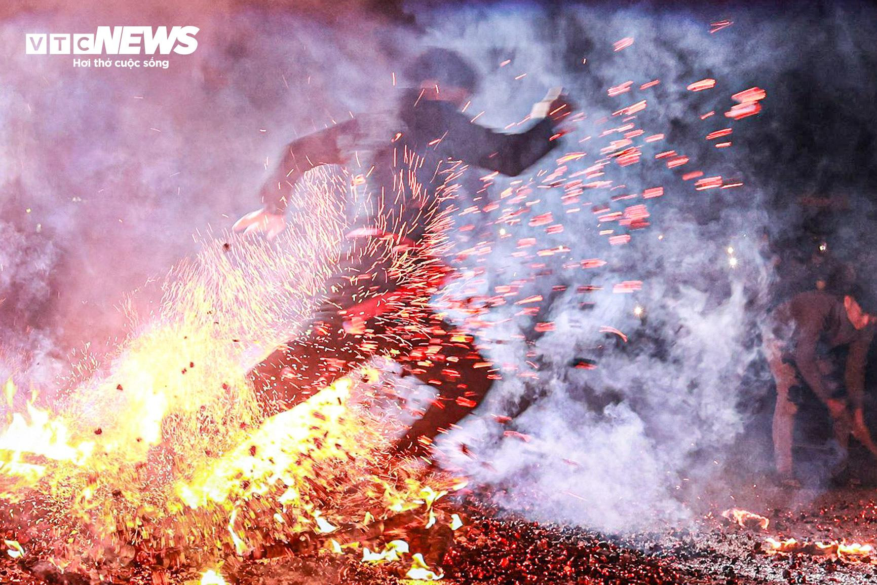 Lên cao nguyên Bắc Hà, xem người Dao đỏ nhảy lửa với đôi chân trần - 6