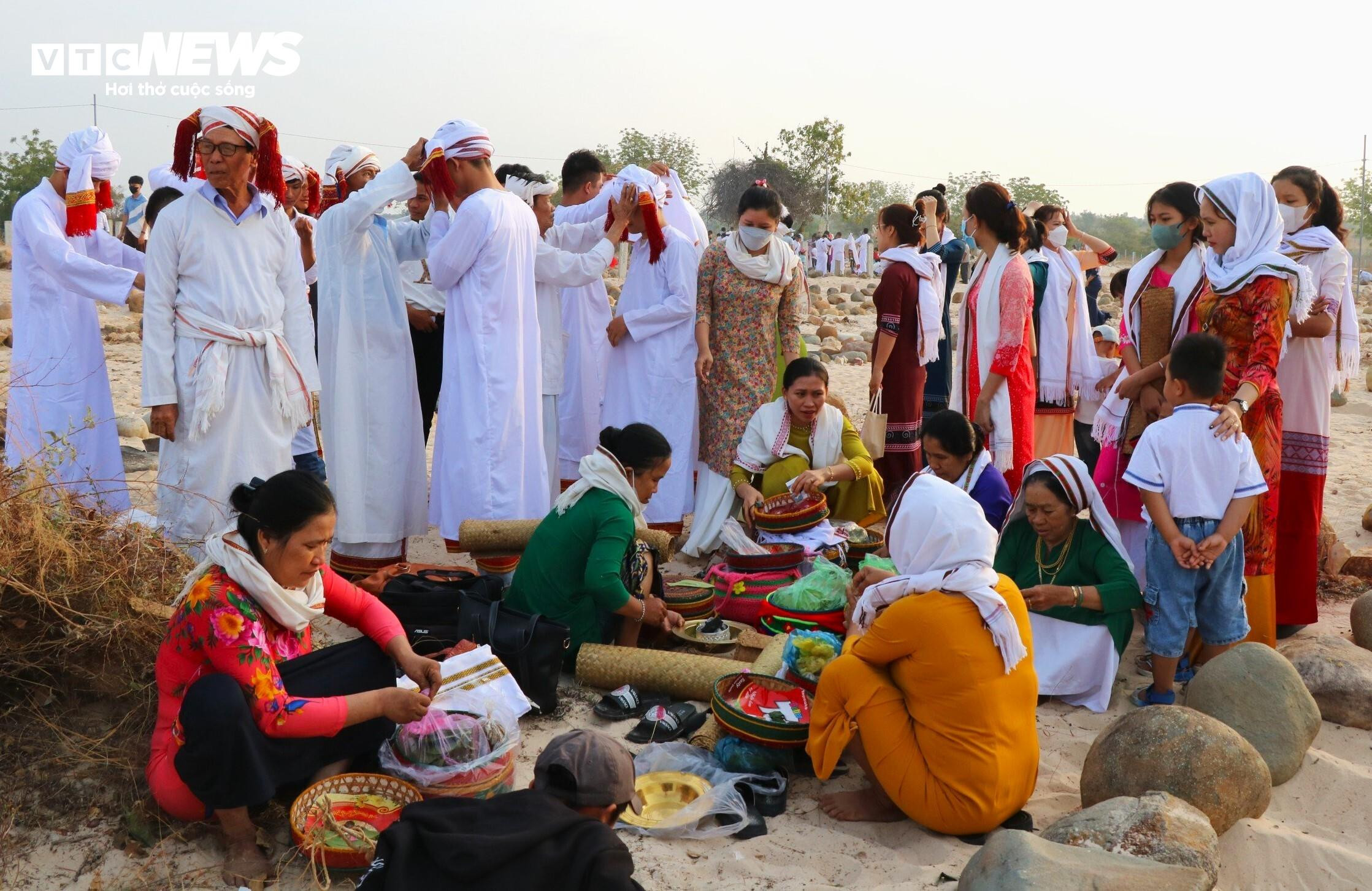 Độc đáo lễ tảo mộ tại nghĩa trang đá của người Chăm ở Ninh Thuận - 3