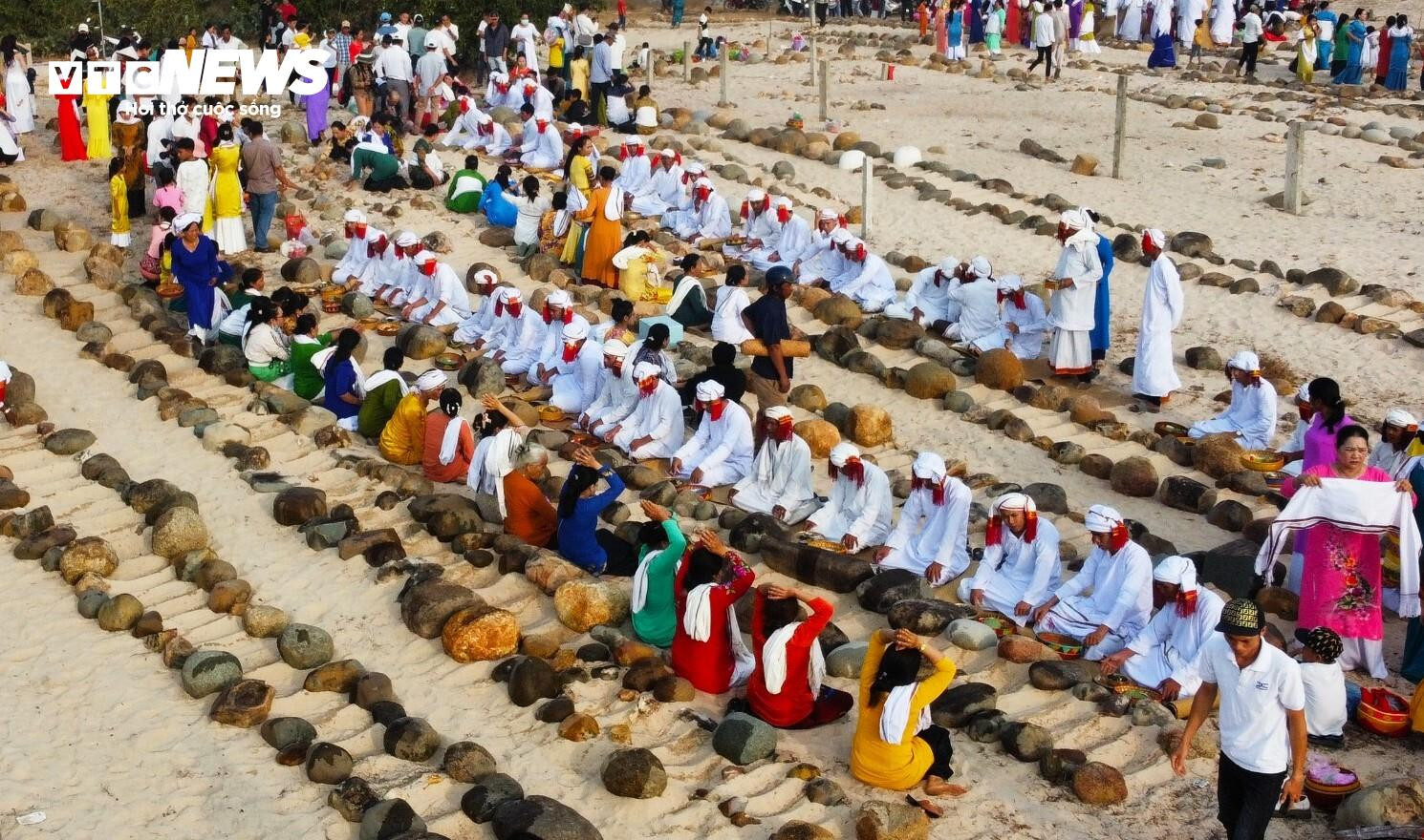 Độc đáo lễ tảo mộ tại nghĩa trang đá của người Chăm ở Ninh Thuận - 5