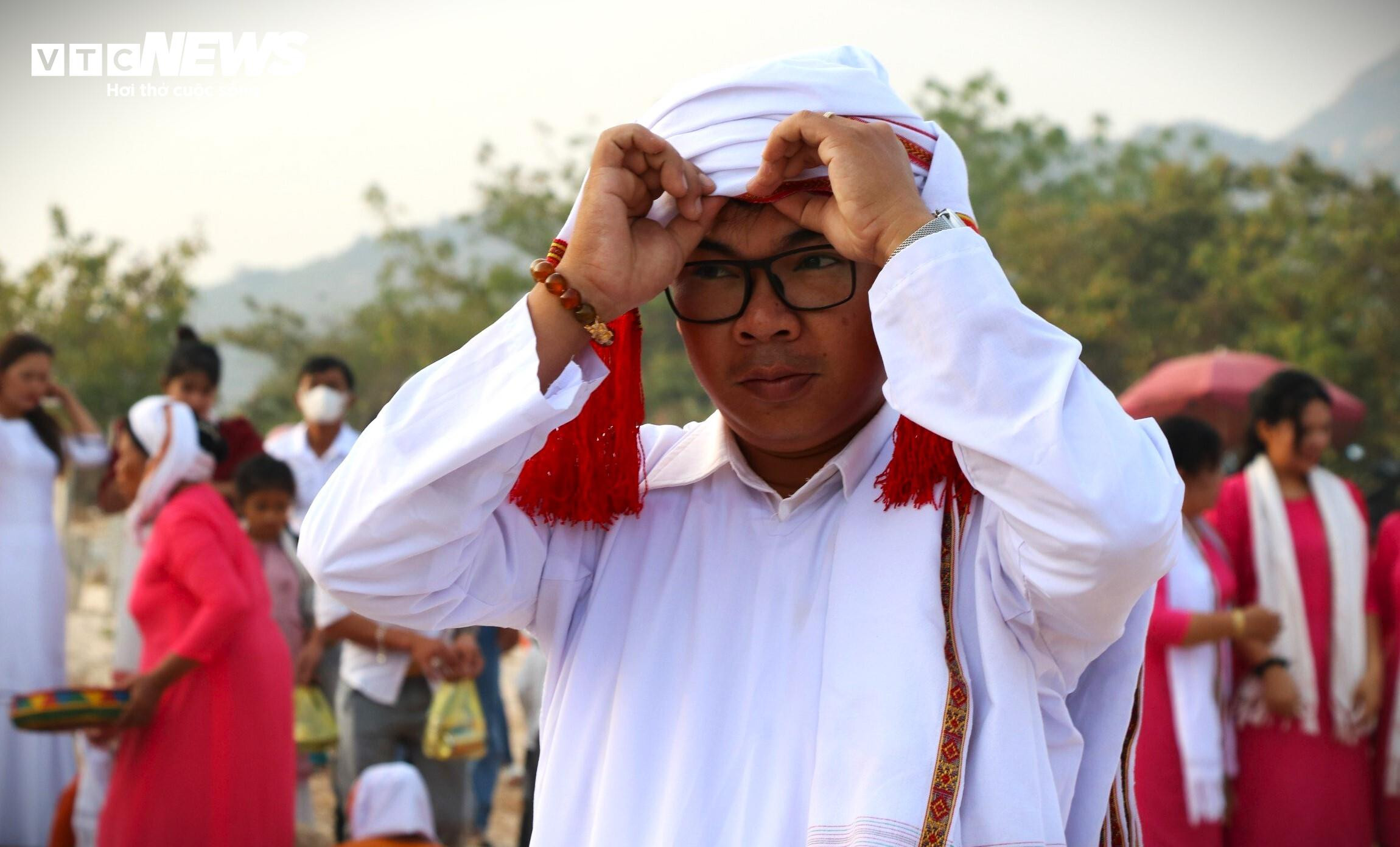 Độc đáo lễ tảo mộ tại nghĩa trang đá của người Chăm ở Ninh Thuận - 10