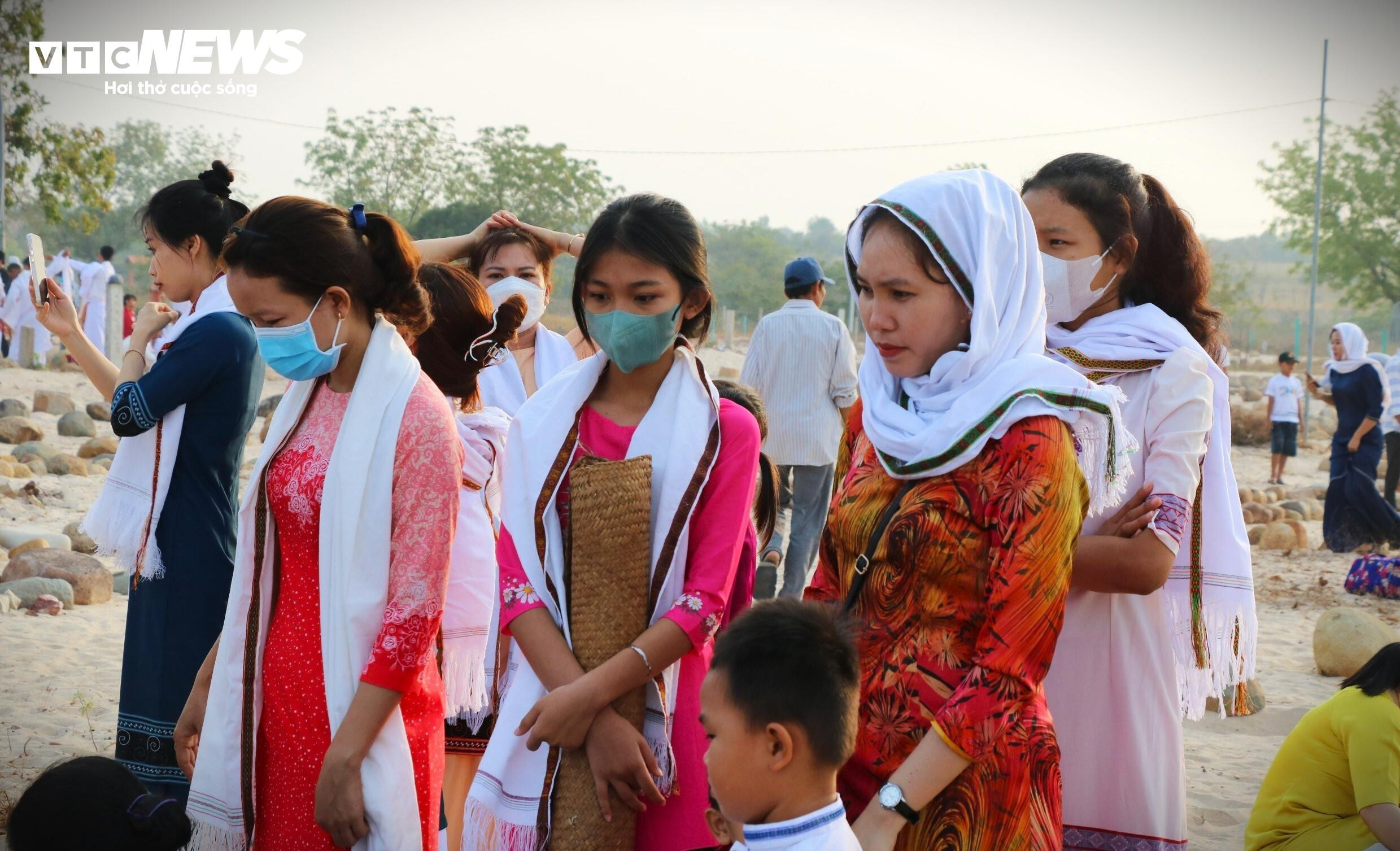 Độc đáo lễ tảo mộ tại nghĩa trang đá của người Chăm ở Ninh Thuận - 4