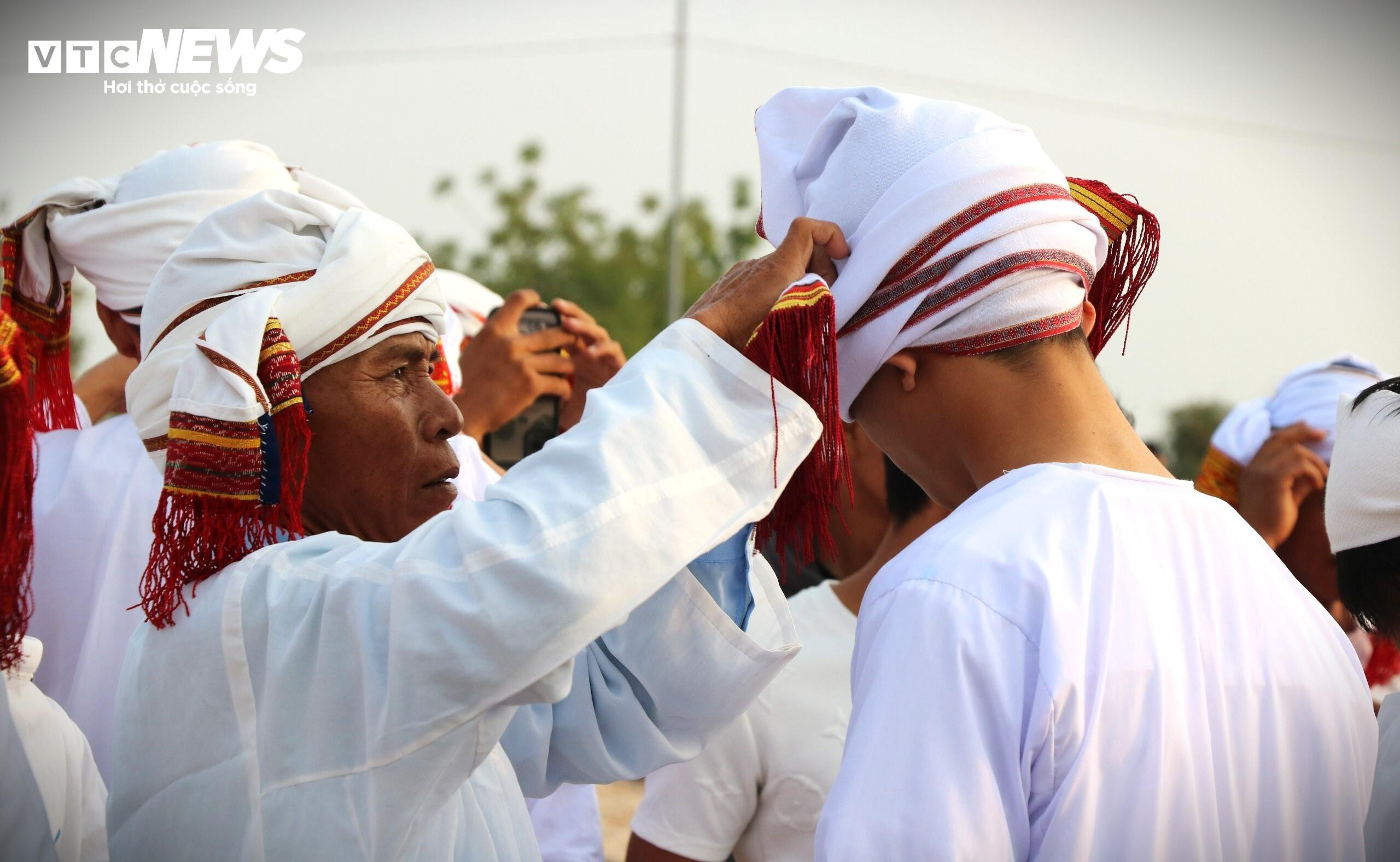 Độc đáo lễ tảo mộ tại nghĩa trang đá của người Chăm ở Ninh Thuận - 6