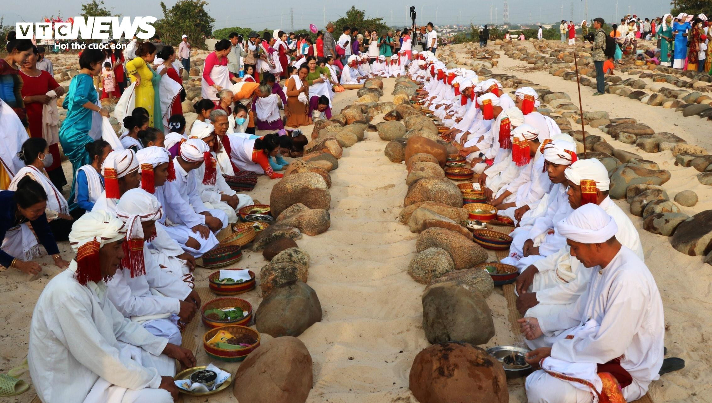 Độc đáo lễ tảo mộ tại nghĩa trang đá của người Chăm ở Ninh Thuận - 7