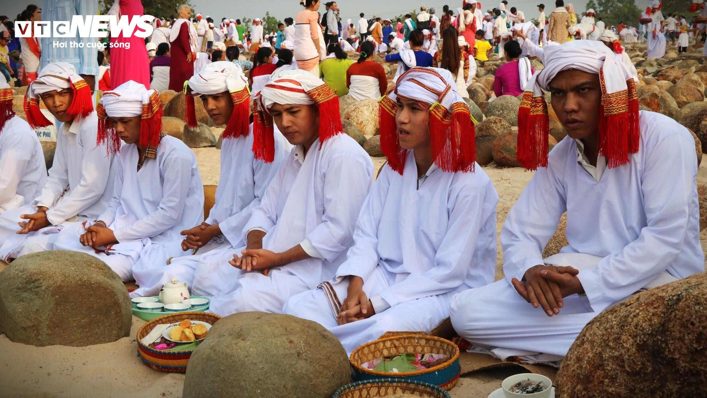 Độc đáo lễ tảo mộ tại nghĩa trang đá của người Chăm ở Ninh Thuận - 12