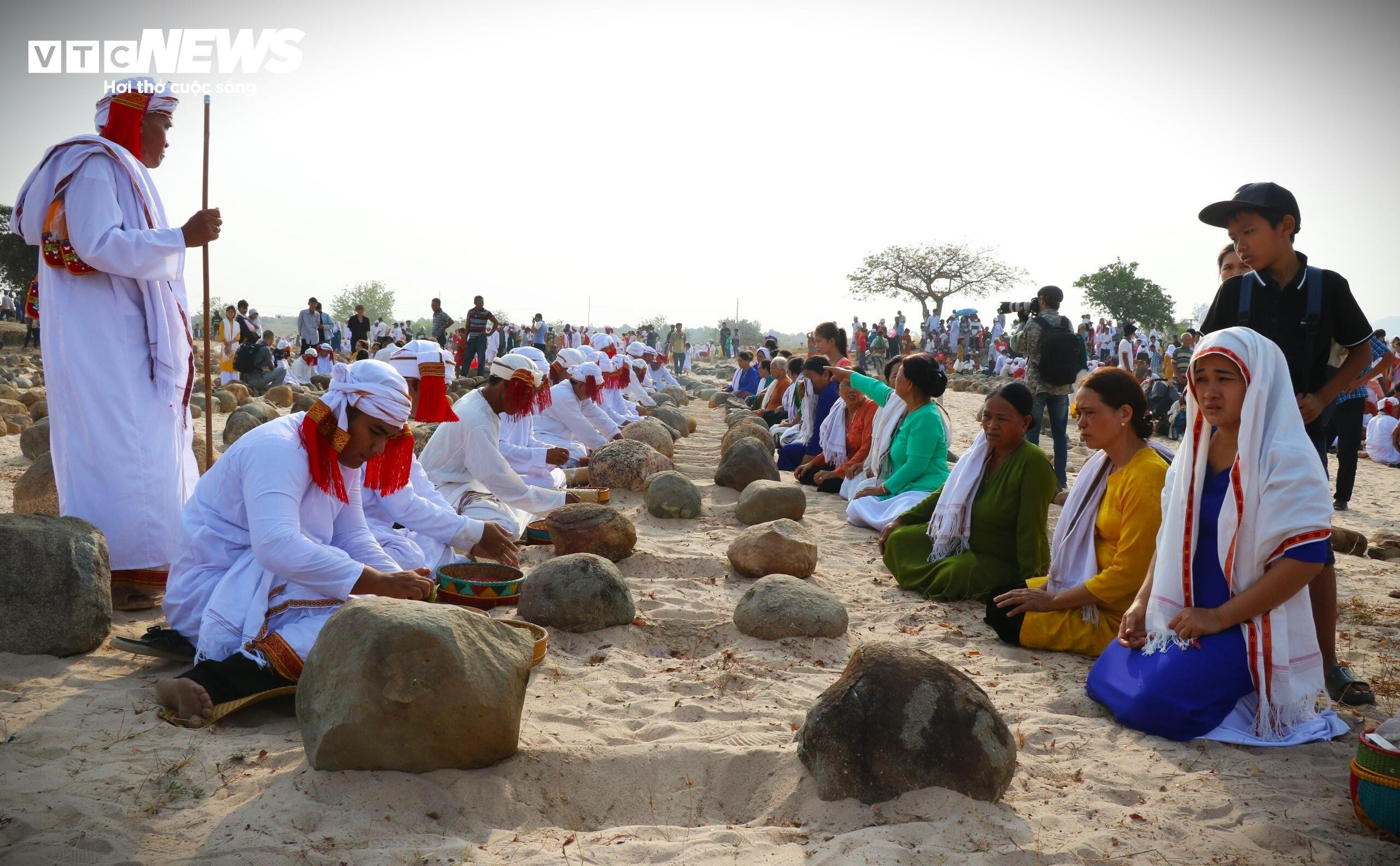 Độc đáo lễ tảo mộ tại nghĩa trang đá của người Chăm ở Ninh Thuận - 2