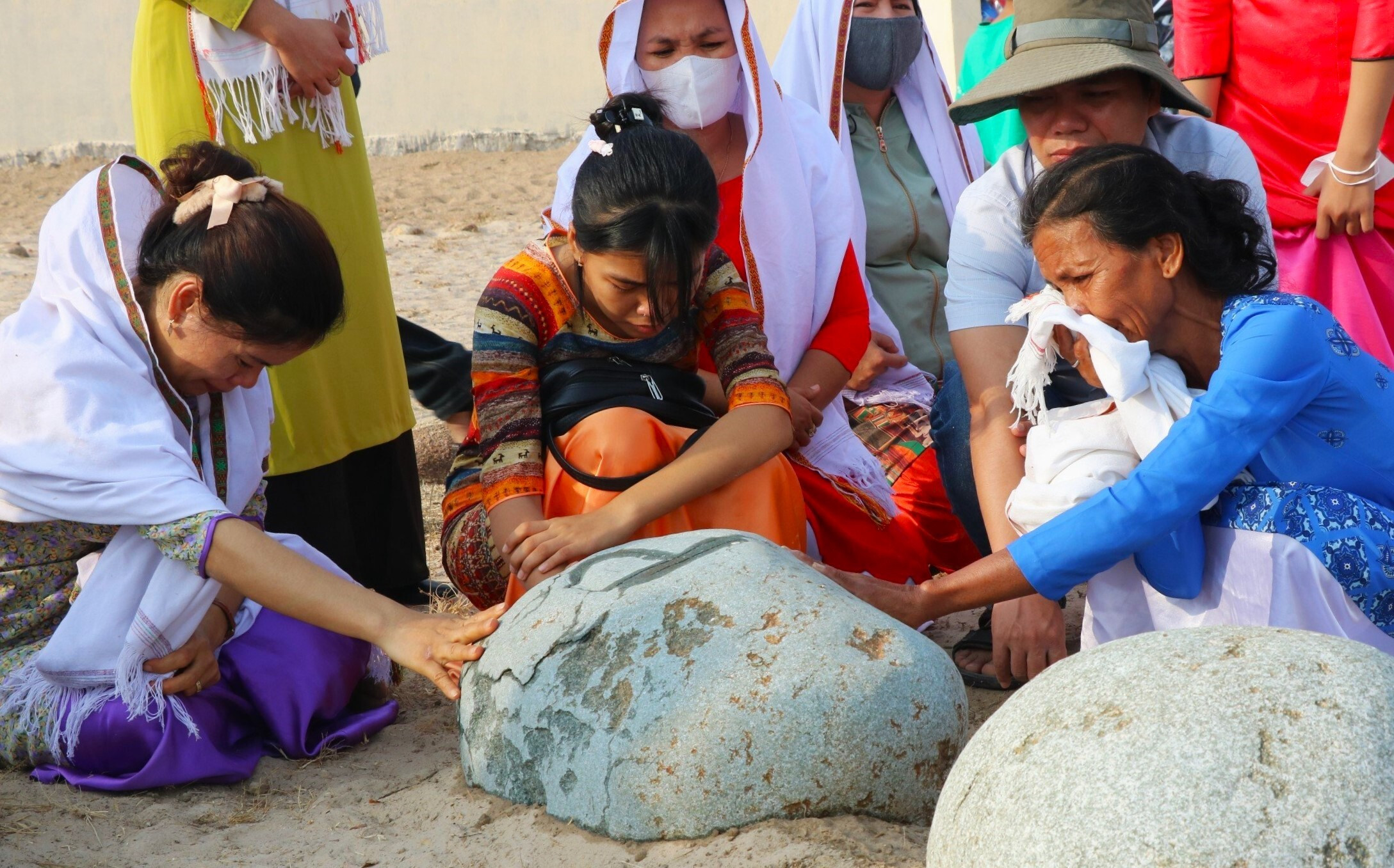 Độc đáo lễ tảo mộ tại nghĩa trang đá của người Chăm ở Ninh Thuận - 14