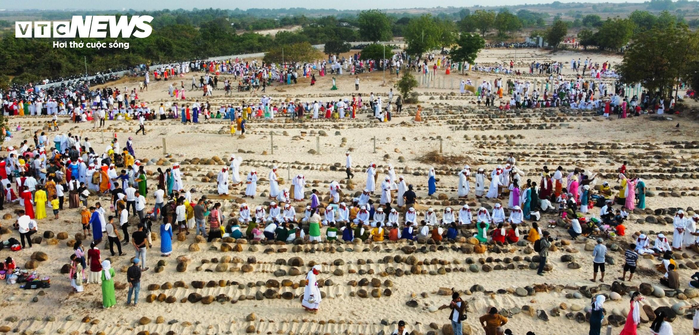 Độc đáo lễ tảo mộ tại nghĩa trang đá của người Chăm ở Ninh Thuận - 8