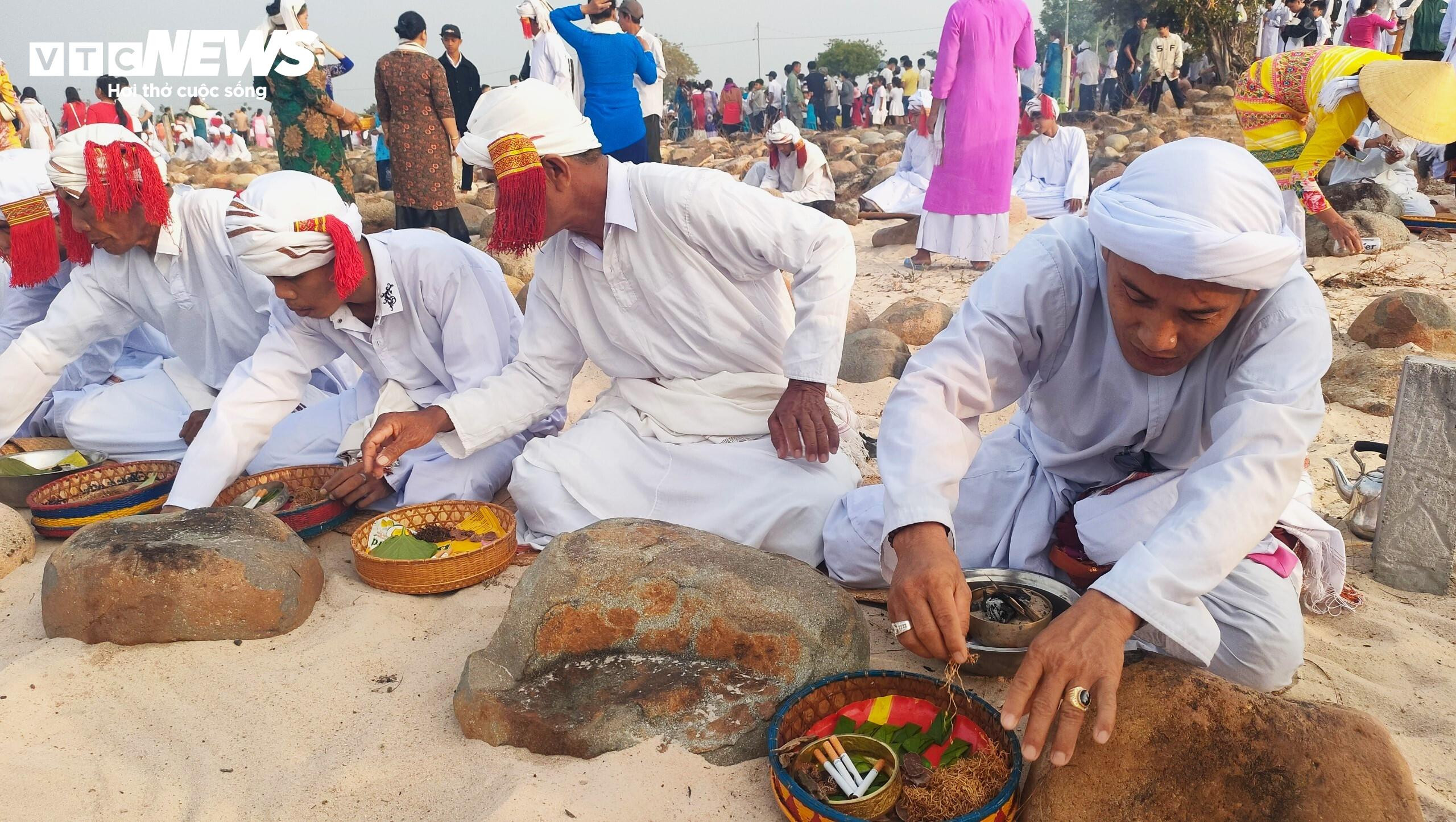 Độc đáo lễ tảo mộ tại nghĩa trang đá của người Chăm ở Ninh Thuận - 9