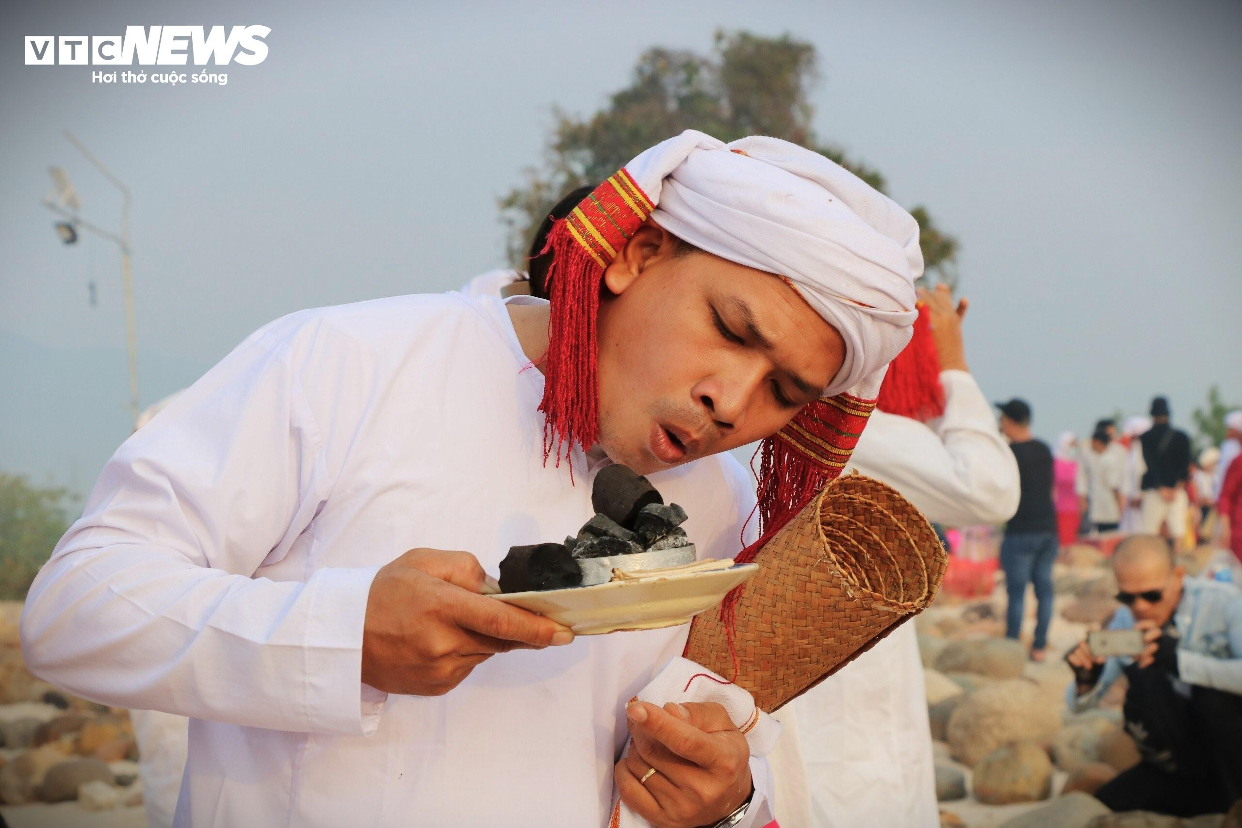 Độc đáo lễ tảo mộ tại nghĩa trang đá của người Chăm ở Ninh Thuận - 13