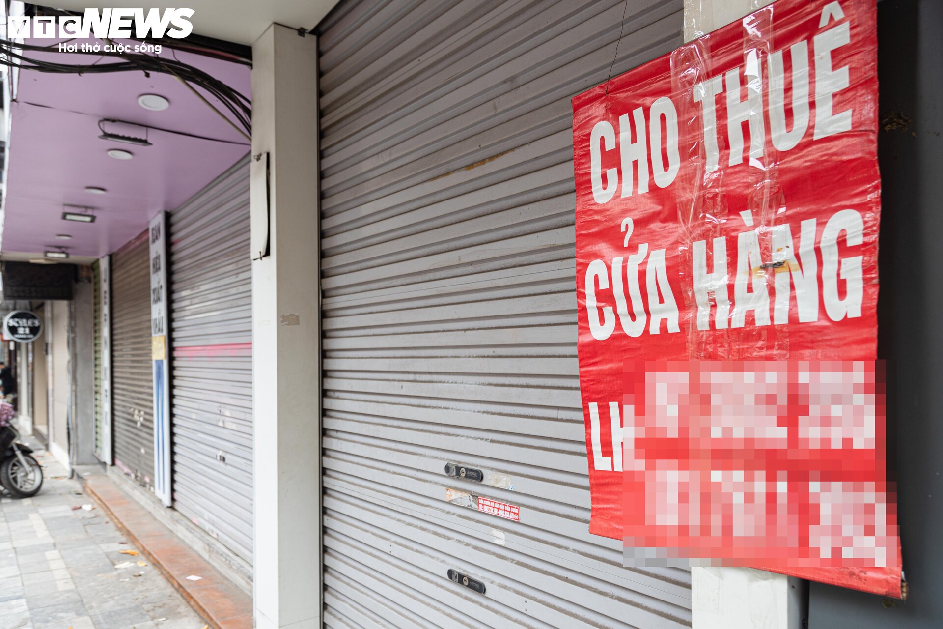 Nhiều cửa hàng giữa phố cổ Hà Nội im lìm đóng cửa, chủ nhà ngóng khách thuê - 3