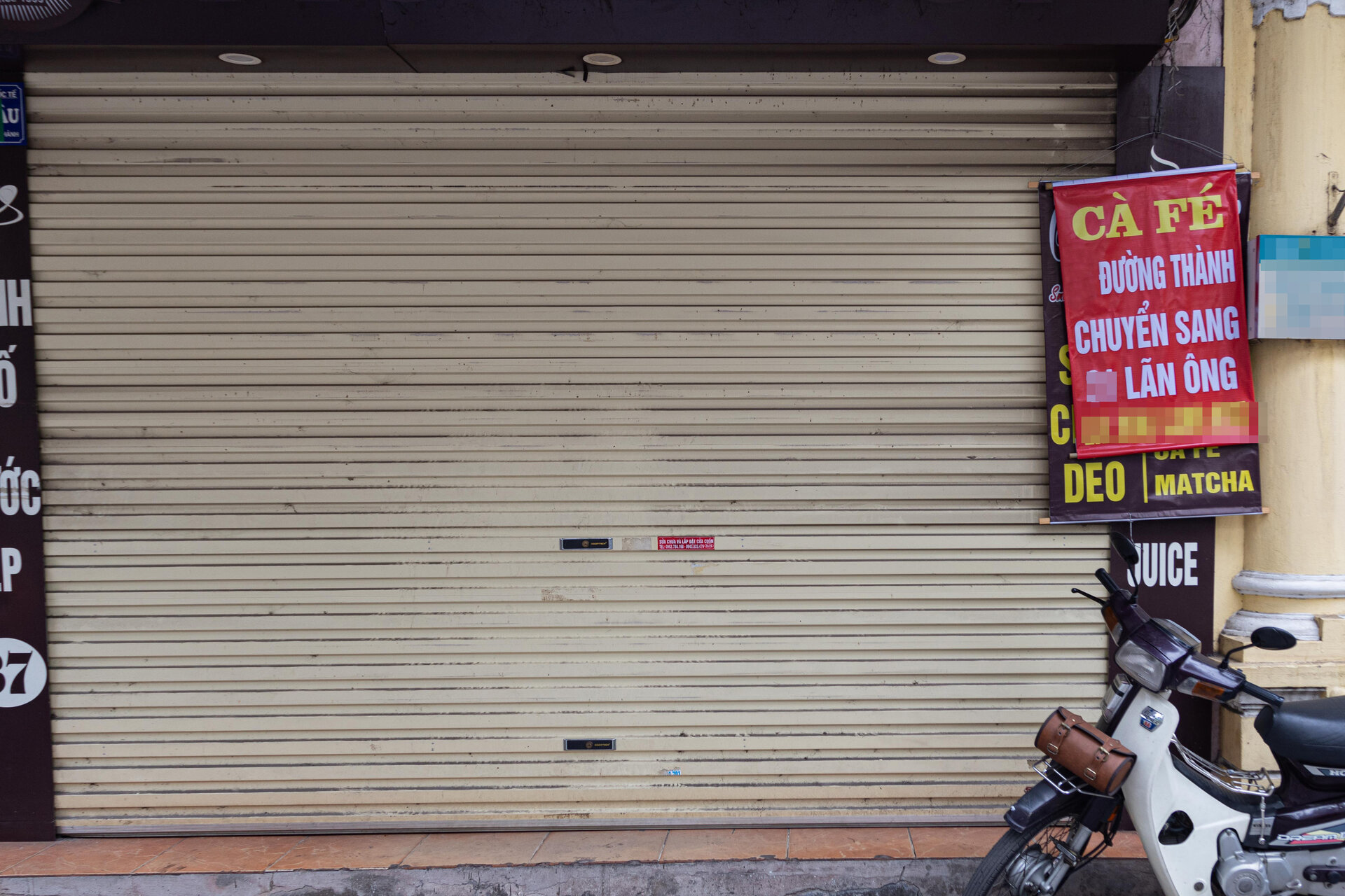 Nhiều cửa hàng giữa phố cổ Hà Nội im lìm đóng cửa, chủ nhà ngóng khách thuê - 11