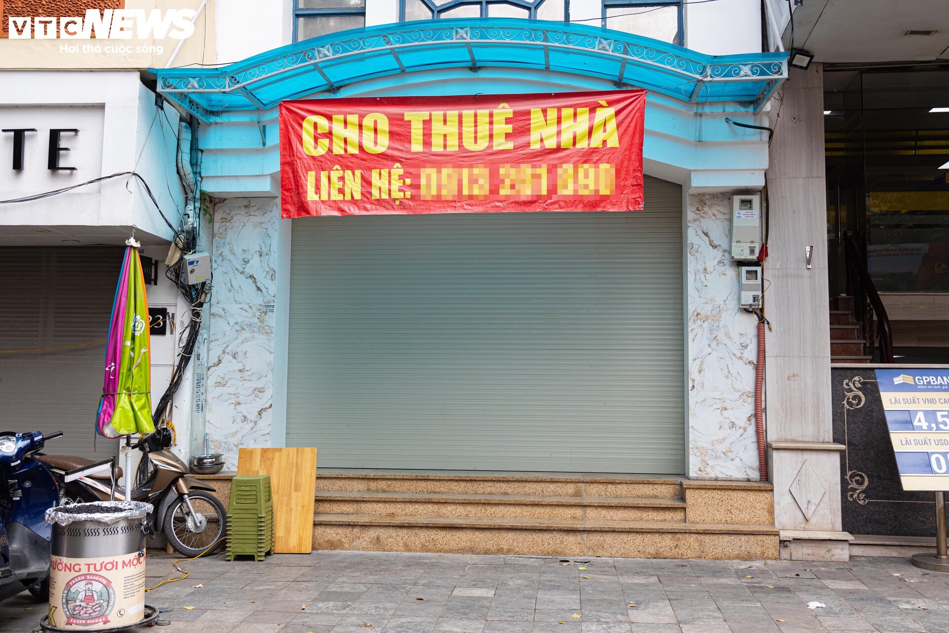 Nhiều cửa hàng giữa phố cổ Hà Nội im lìm đóng cửa, chủ nhà ngóng khách thuê - 20