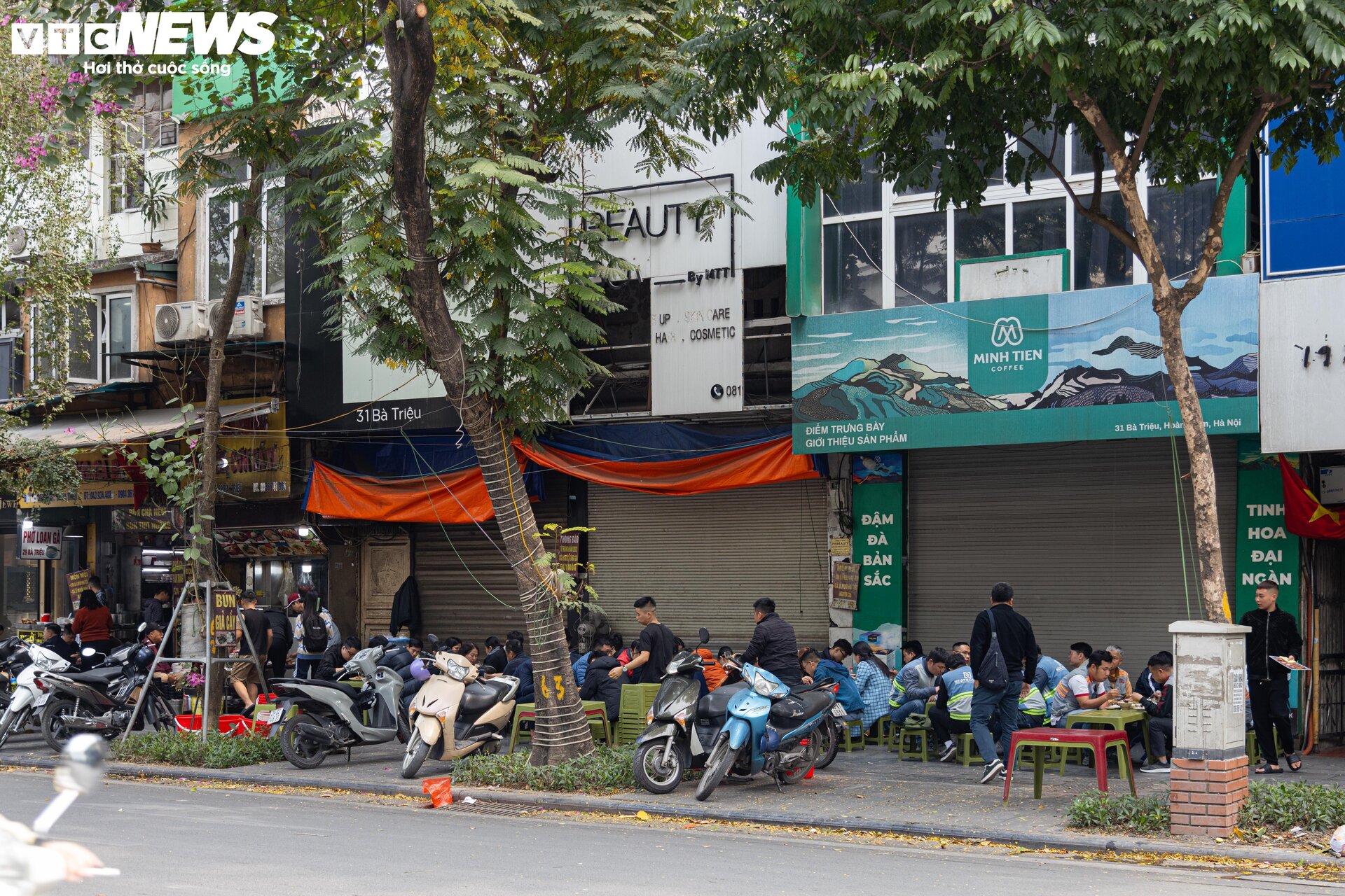 Nhiều cửa hàng giữa phố cổ Hà Nội im lìm đóng cửa, chủ nhà ngóng khách thuê - 15