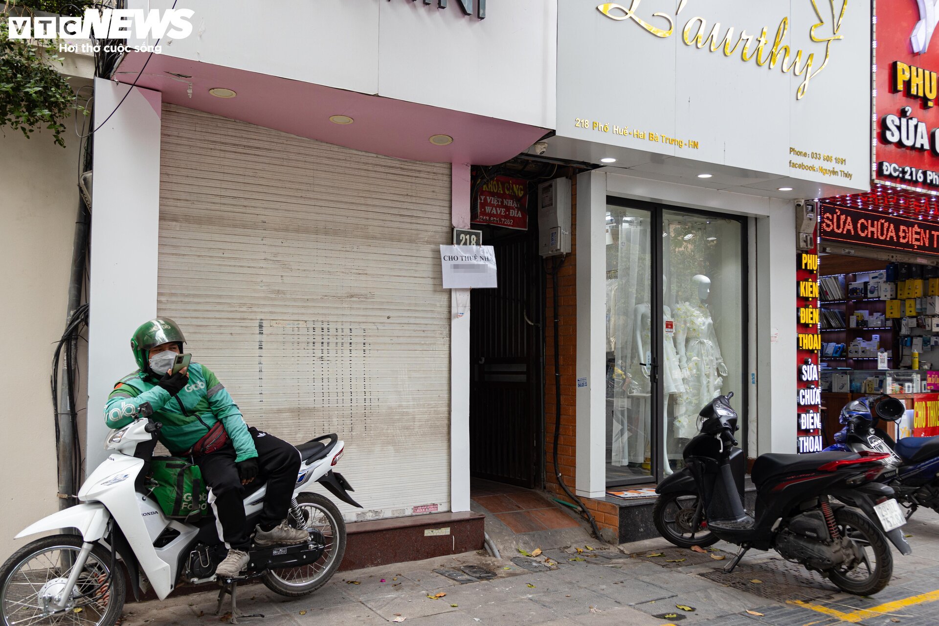 Nhiều cửa hàng giữa phố cổ Hà Nội im lìm đóng cửa, chủ nhà ngóng khách thuê - 14