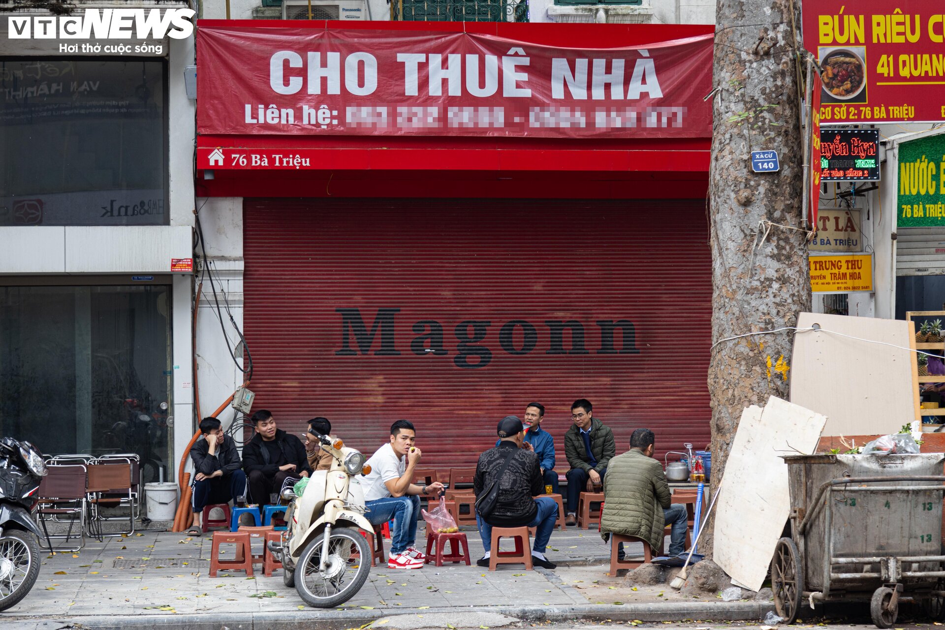 Nhiều cửa hàng giữa phố cổ Hà Nội im lìm đóng cửa, chủ nhà ngóng khách thuê - 16