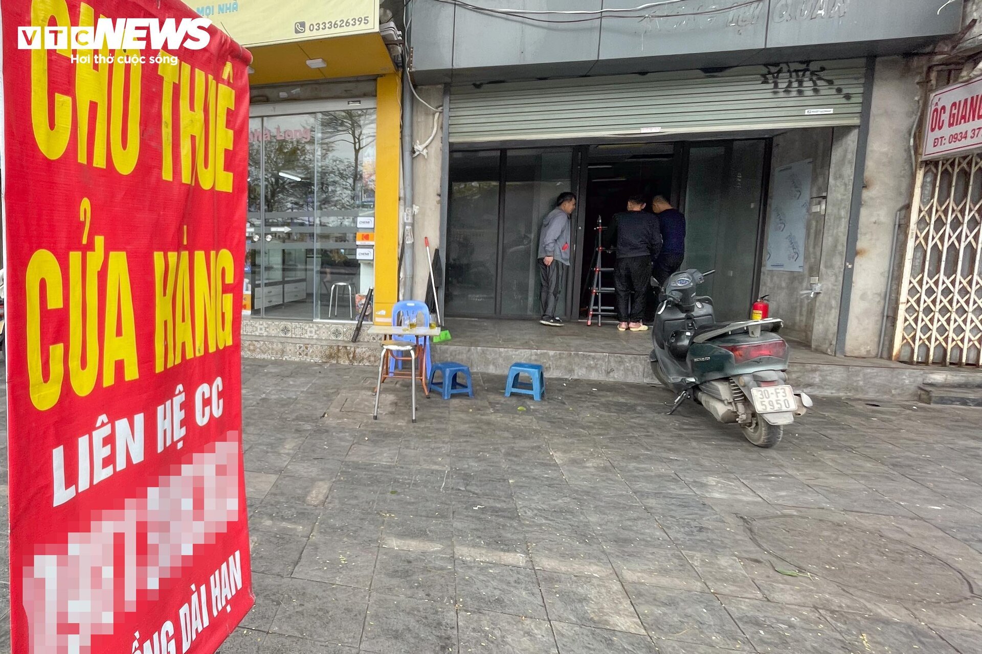 Nhiều cửa hàng giữa phố cổ Hà Nội im lìm đóng cửa, chủ nhà ngóng khách thuê - 17