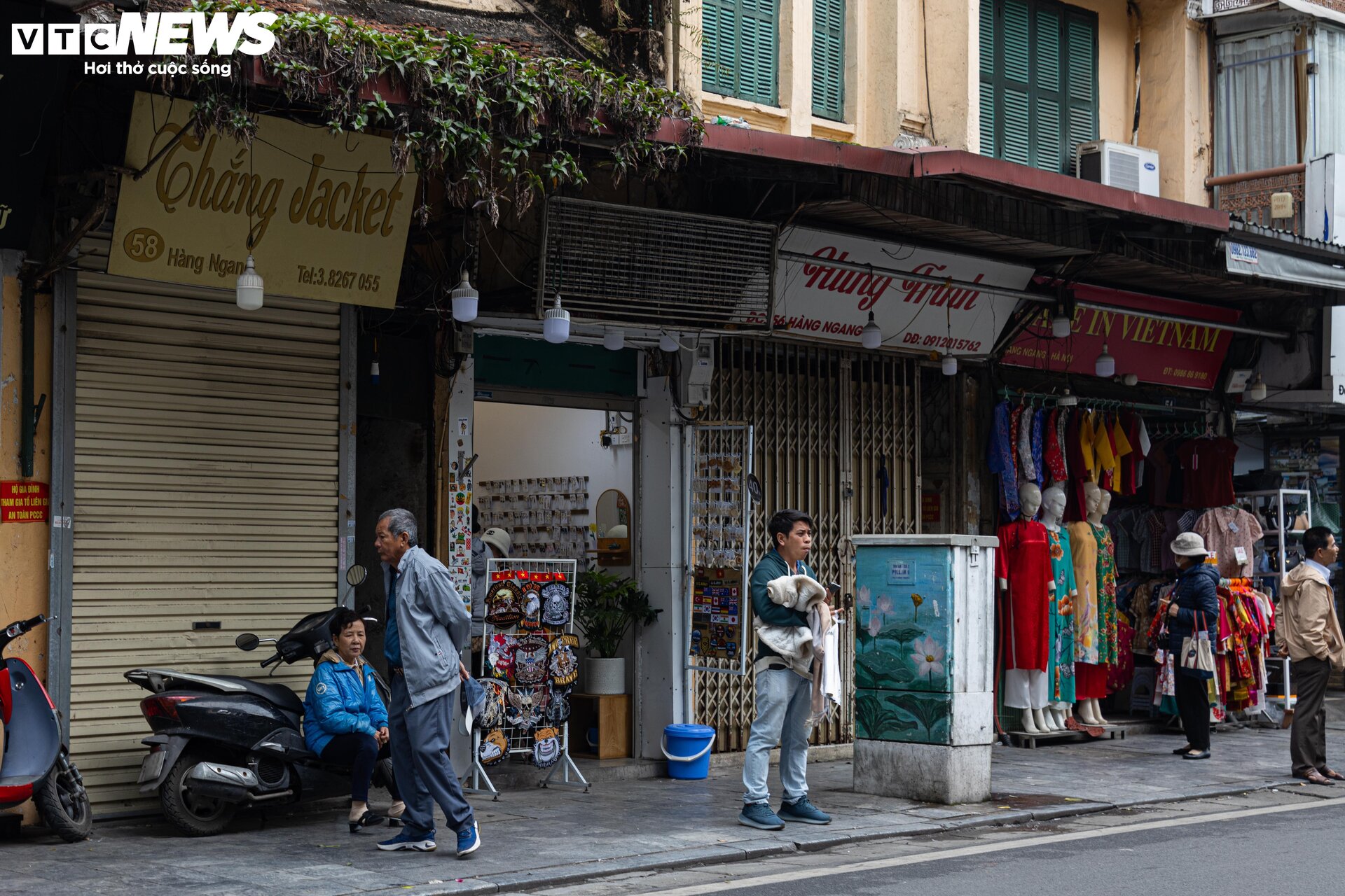 Nhiều cửa hàng giữa phố cổ Hà Nội im lìm đóng cửa, chủ nhà ngóng khách thuê - 6