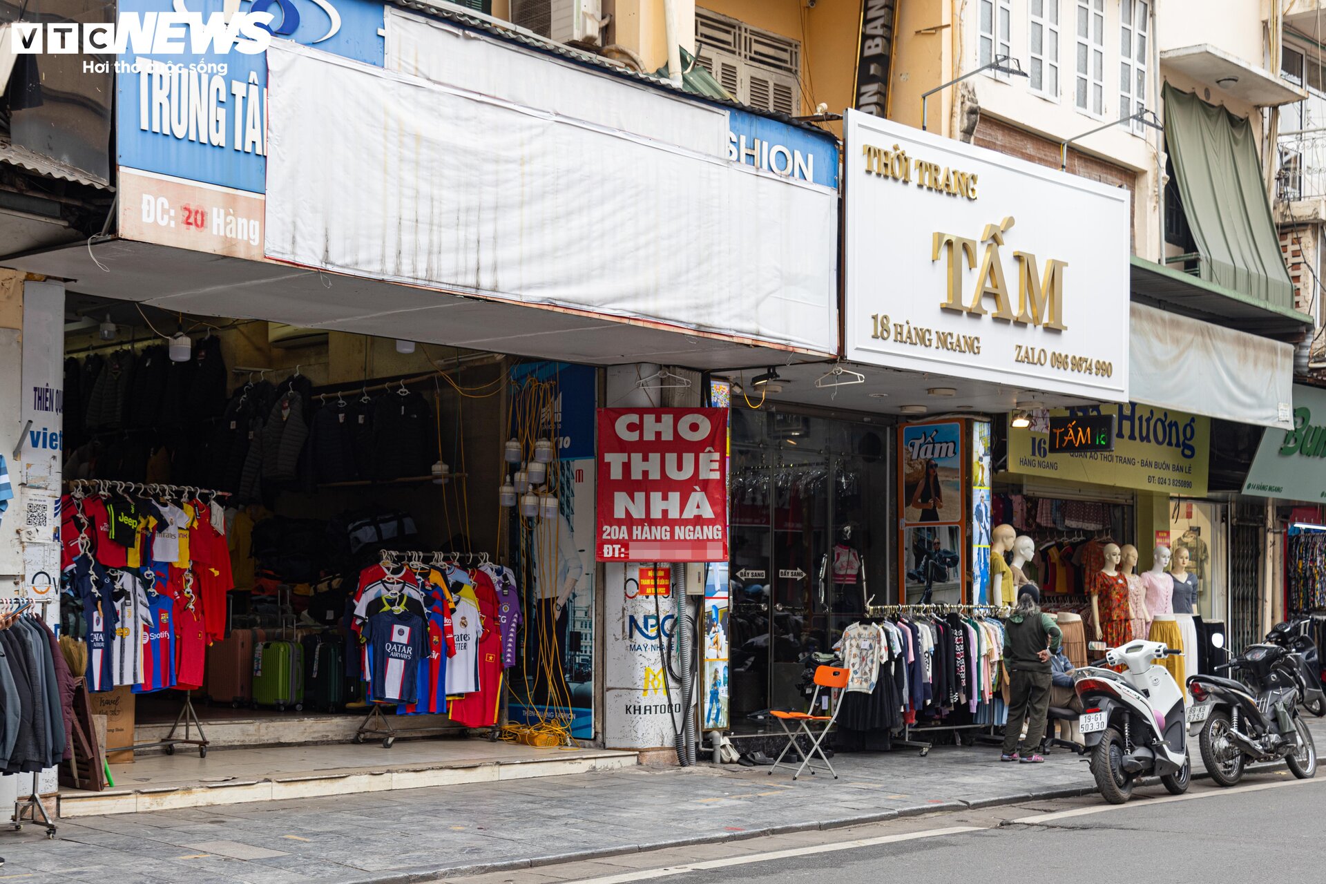 Nhiều cửa hàng giữa phố cổ Hà Nội im lìm đóng cửa, chủ nhà ngóng khách thuê - 4