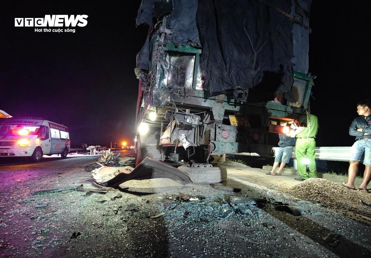 Hiện trường vụ tai nạn trên cao tốc Cam Lộ - La Sơn làm nhiều người thương vong - 4