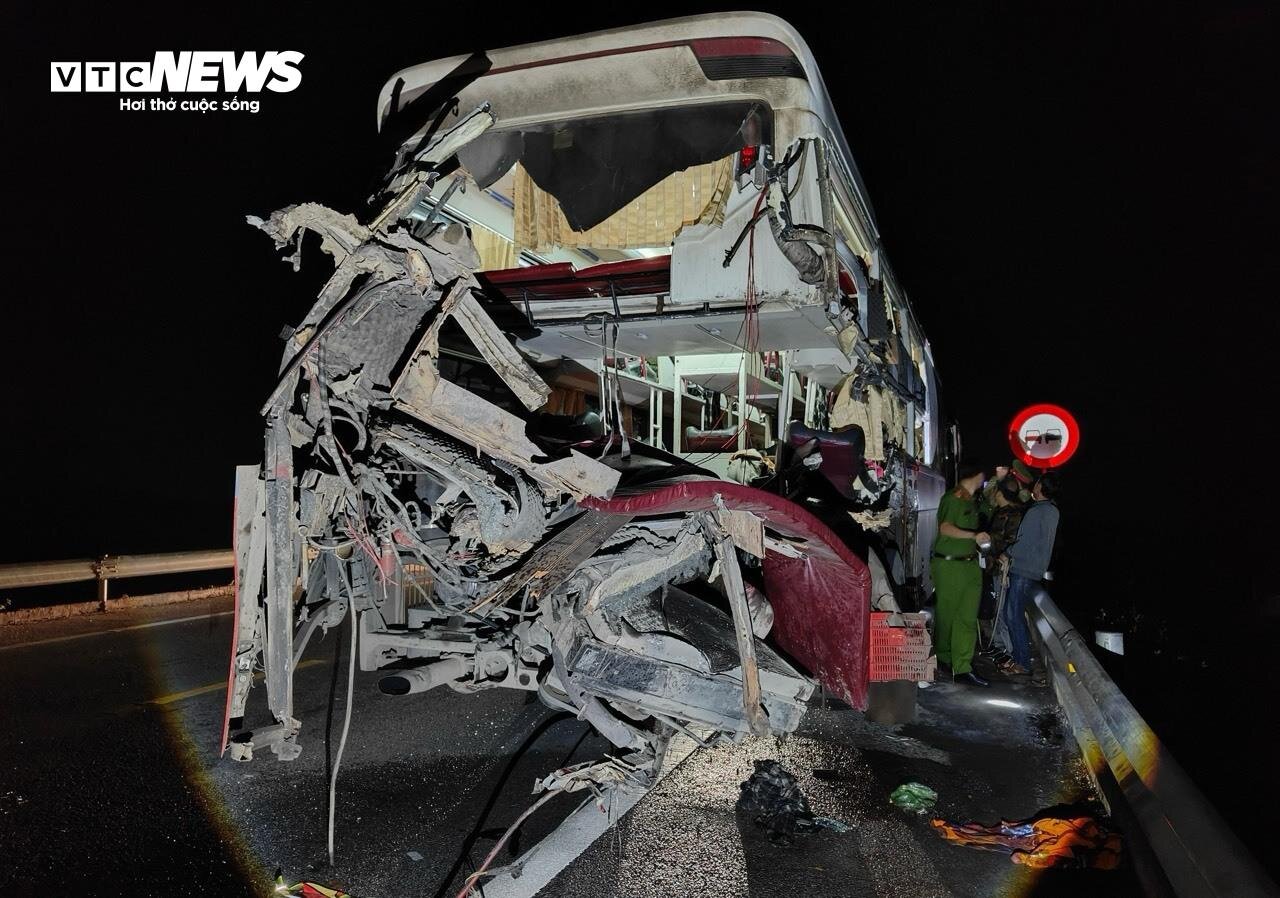 Hiện trường vụ tai nạn trên cao tốc Cam Lộ - La Sơn làm nhiều người thương vong - 5