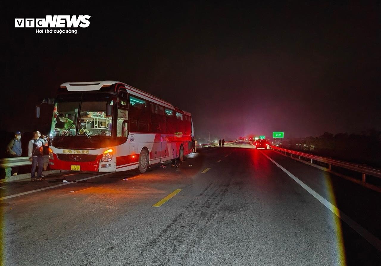 Hiện trường vụ tai nạn trên cao tốc Cam Lộ - La Sơn làm nhiều người thương vong - 1