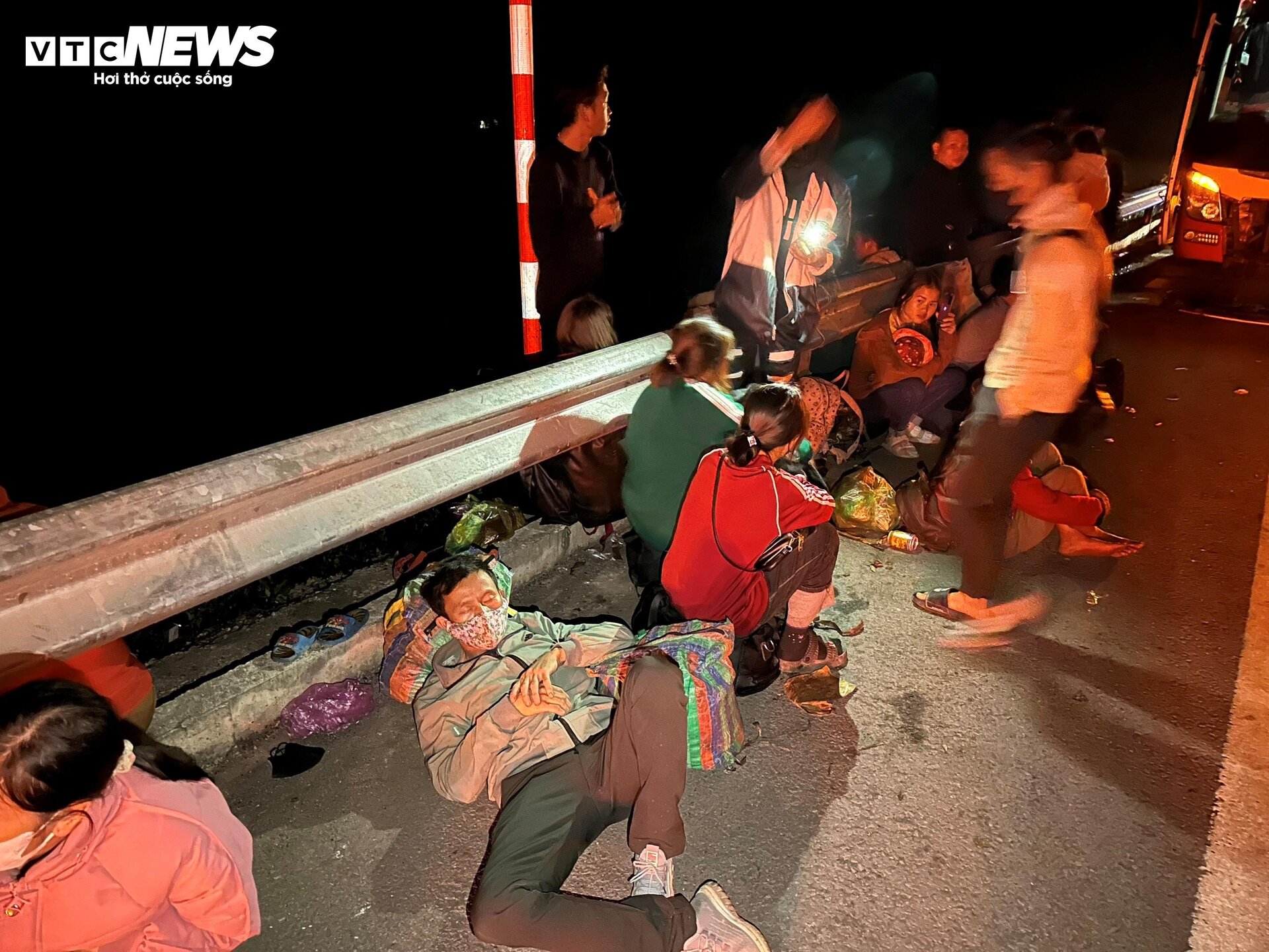 Hiện trường vụ tai nạn trên cao tốc Cam Lộ - La Sơn làm nhiều người thương vong - 8
