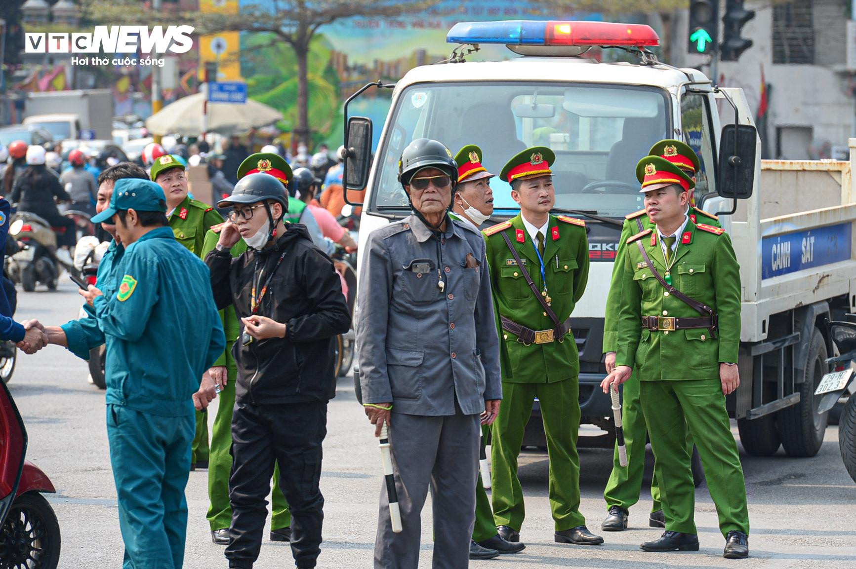 Cảnh sát dùng xe thang dập đám cháy quán bar tầng 9 ở Hà Nội - 14