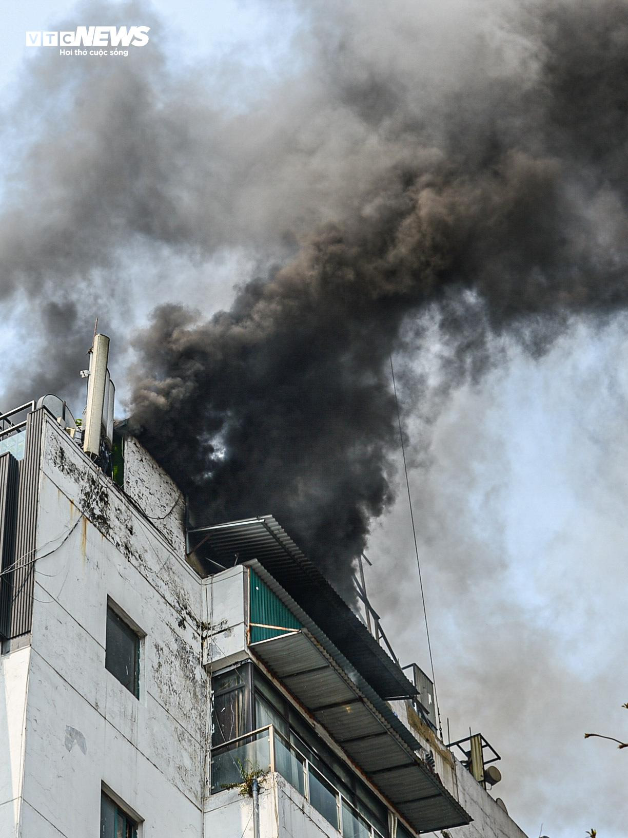 Cảnh sát dùng xe thang dập đám cháy quán bar tầng 9 ở Hà Nội - 3