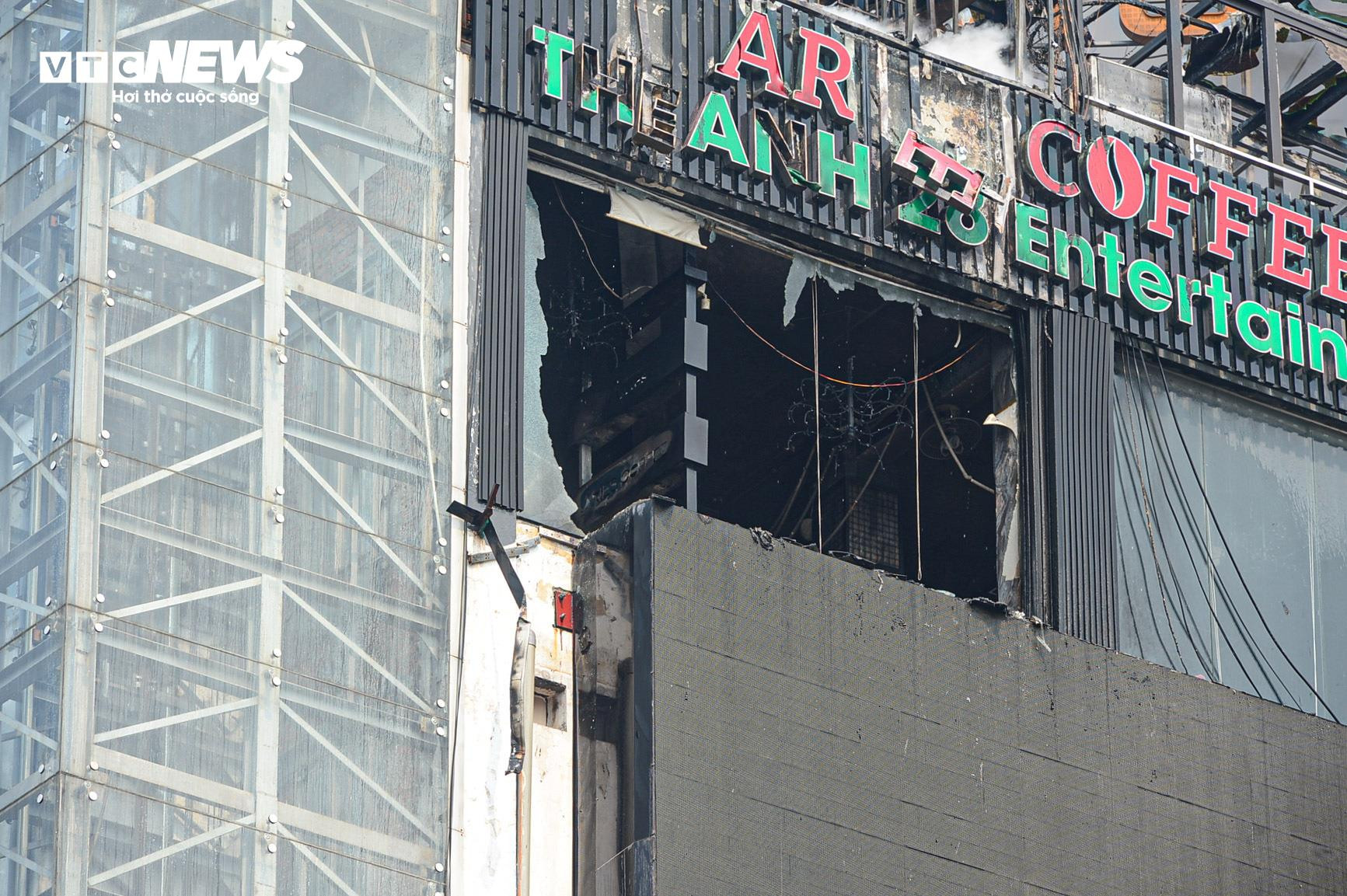 Cảnh sát dùng xe thang dập đám cháy quán bar tầng 9 ở Hà Nội - 9