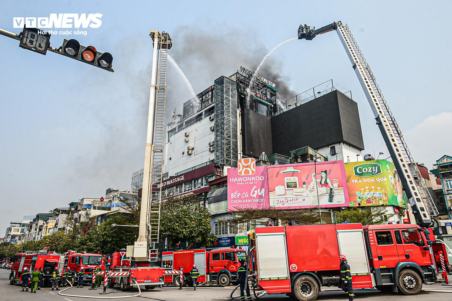 Cảnh sát dùng xe thang dập đám cháy quán bar tầng 9 ở Hà Nội - 7