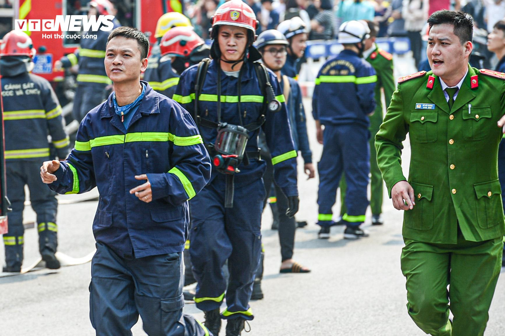 Cảnh sát dùng xe thang dập đám cháy quán bar tầng 9 ở Hà Nội - 12