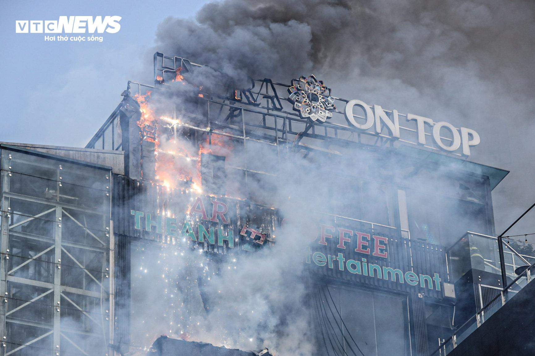 Cảnh sát dùng xe thang dập đám cháy quán bar tầng 9 ở Hà Nội - 2
