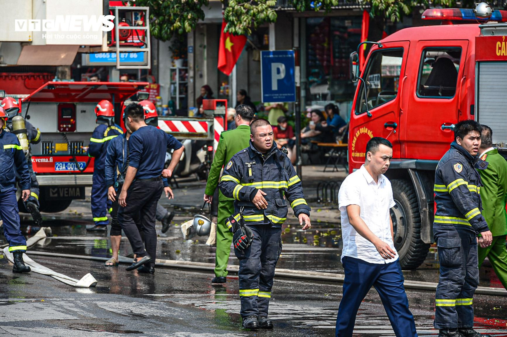 Cảnh sát dùng xe thang dập đám cháy quán bar tầng 9 ở Hà Nội - 10